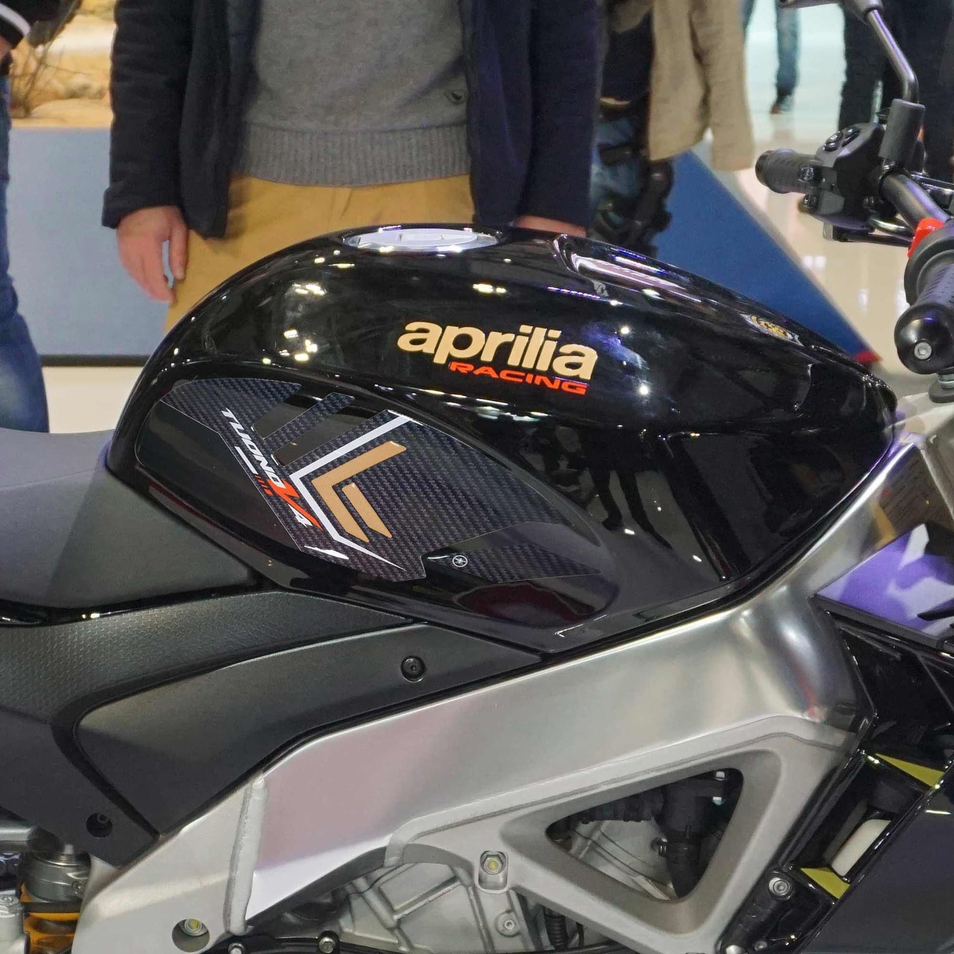 Adesivi 3D Protezioni Laterali serbatoio moto compatibili con Aprilia Tuono V4 in Decalcomanie adesivi e magneti LabelBike - Bibbiano, commercioVirtuoso.it