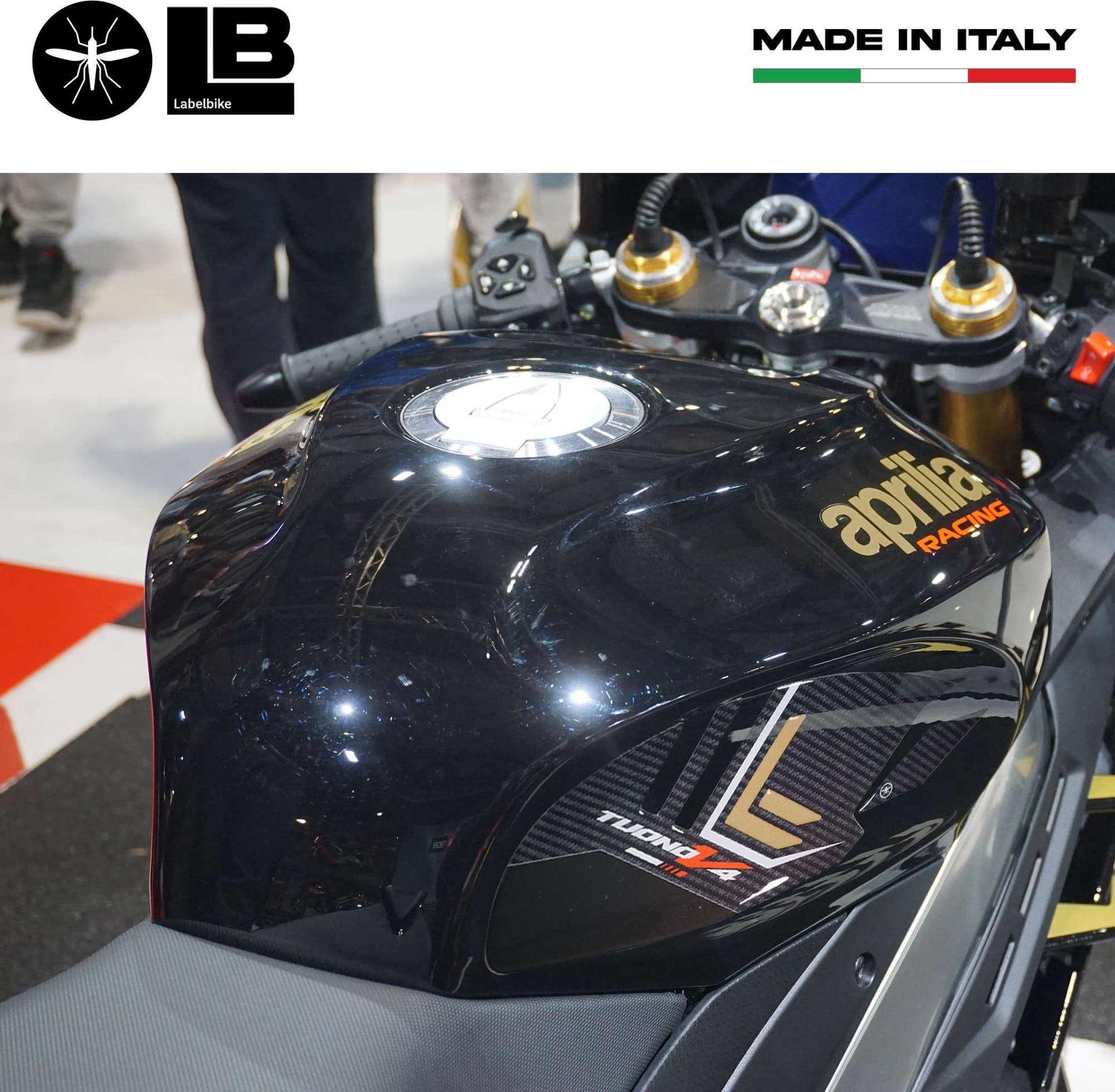 Adesivi 3D Protezioni Laterali serbatoio moto compatibili con Aprilia Tuono V4 in Decalcomanie adesivi e magneti LabelBike - Bibbiano, commercioVirtuoso.it