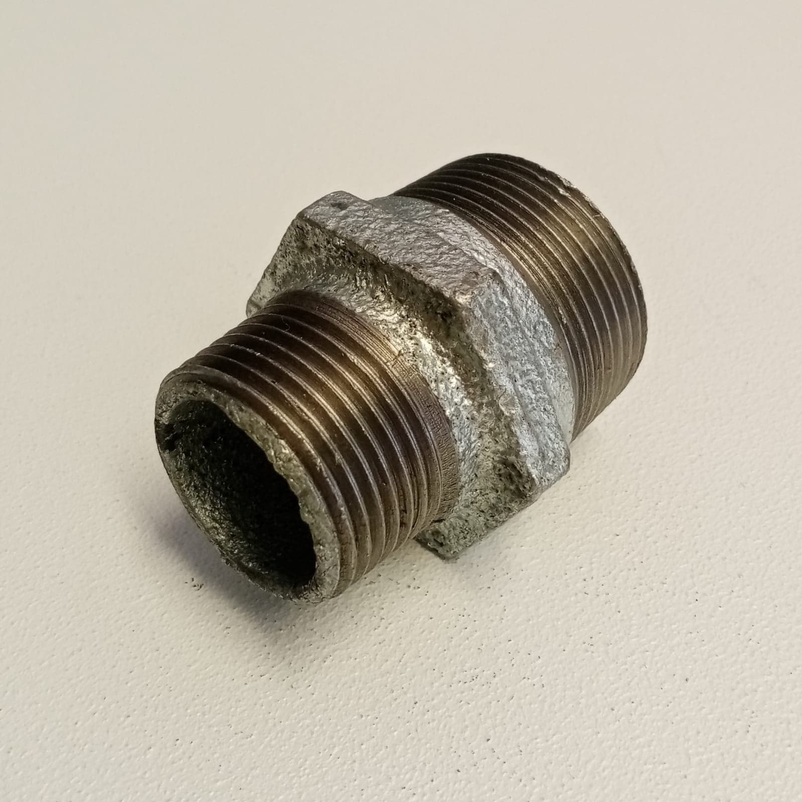Raccordo MM 1"+1/2 x 1" niples nipplo doppia vite ridotta di ghisa zincata malleabile