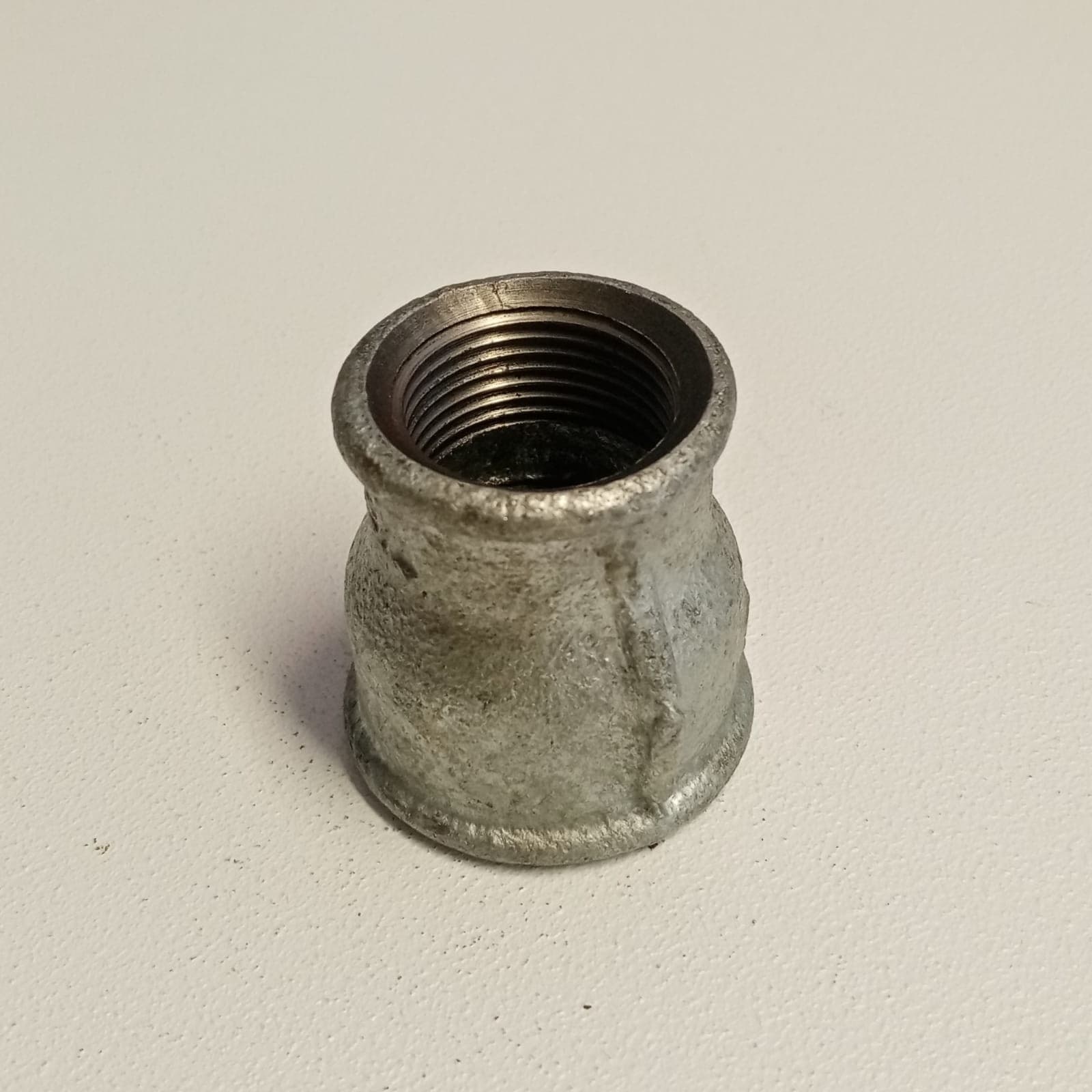Raccordo FF 1/2''x3/8''  manicotto giunzione ridotta di ghisa zincata malleabile in Raccordi filettati Aloiserw.com - Altomonte, commercioVirtuoso.it