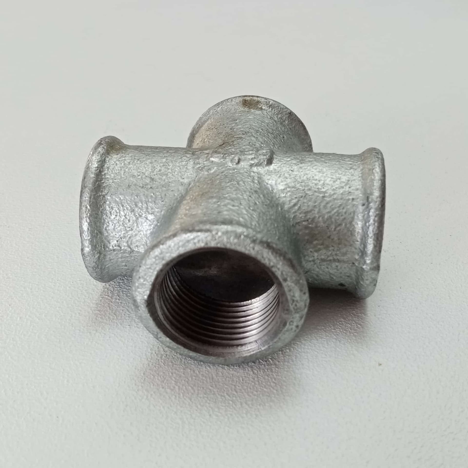 Raccordo FFFF 1/2'' croce raccordo a 4 vie di ghisa zincata malleabile in Adattatori Aloiserw.com - Altomonte, commercioVirtuoso.it