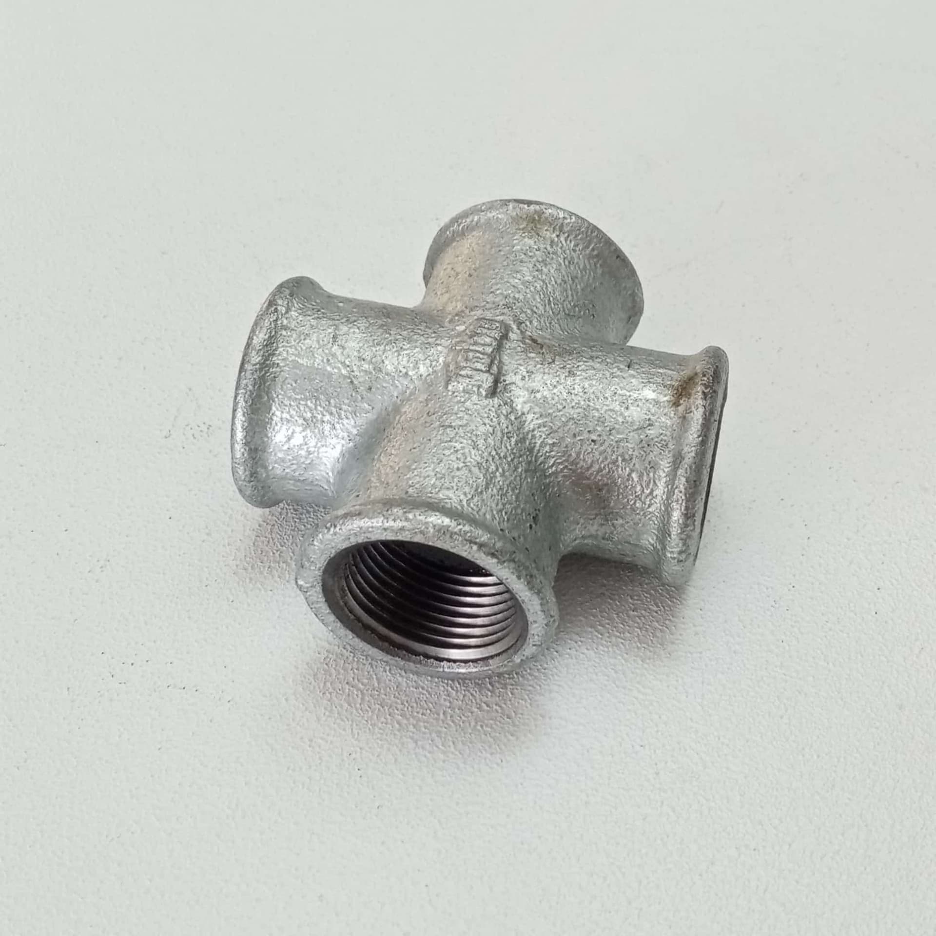 Raccordo FFFF 1/2'' croce raccordo a 4 vie di ghisa zincata malleabile in Adattatori Aloiserw.com - Altomonte, commercioVirtuoso.it