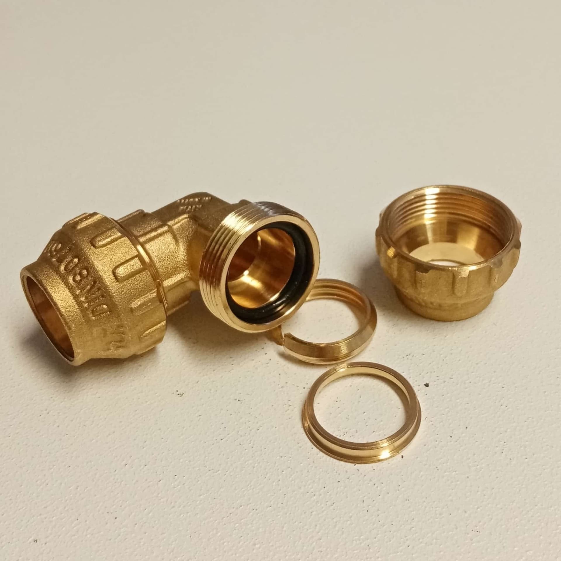 Raccordo 40x40 gomito di giunzione in ottone con tenuta O-ring ed ogiva in ottone in Adattatori Aloiserw.com - Altomonte, commercioVirtuoso.it