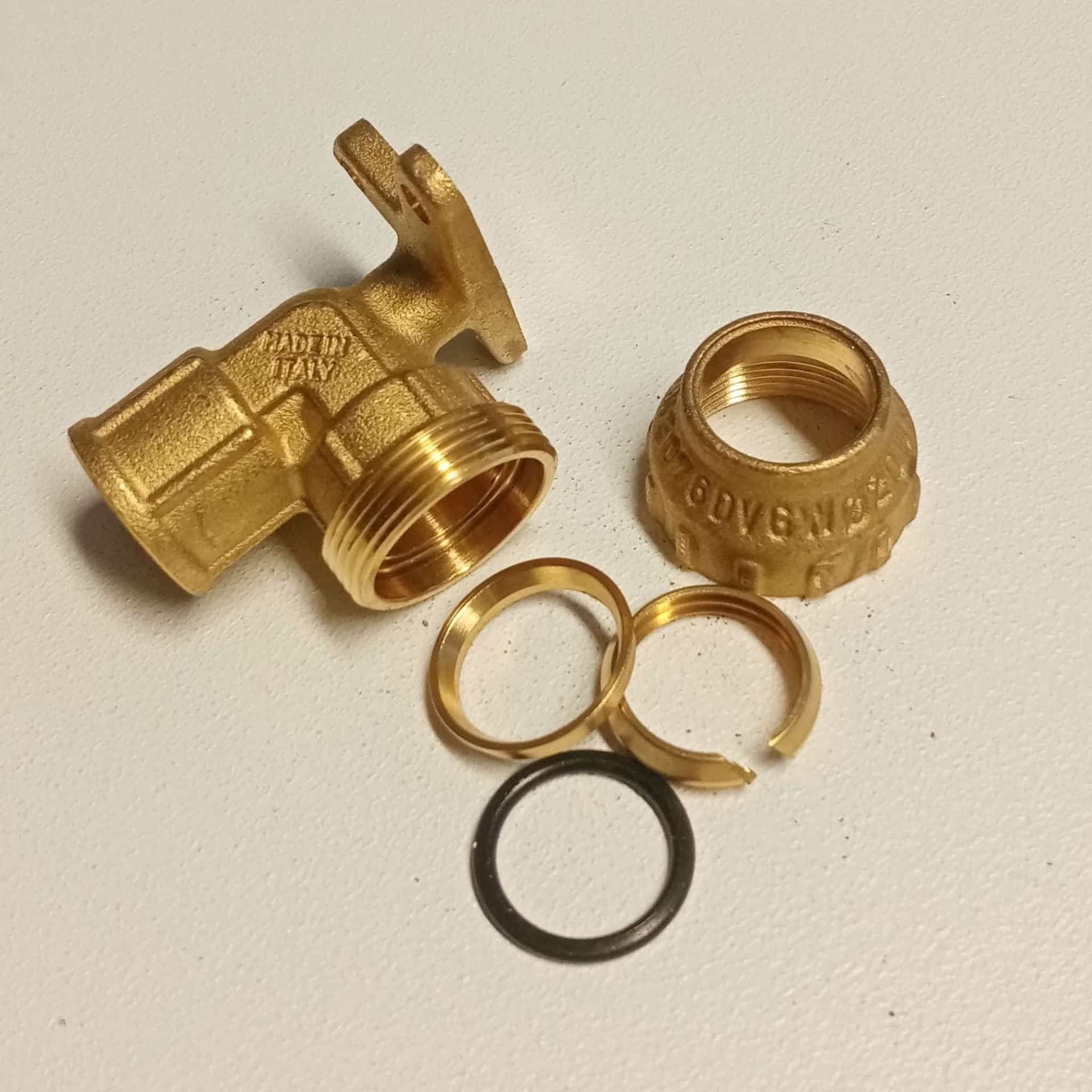 Raccordo F 20x1/2 gomito flangiato di giunzione in ottone con tenuta O-ring ed ogiva in ottone in Parti e connettori Aloiserw.com - Altomonte, commercioVirtuoso.it