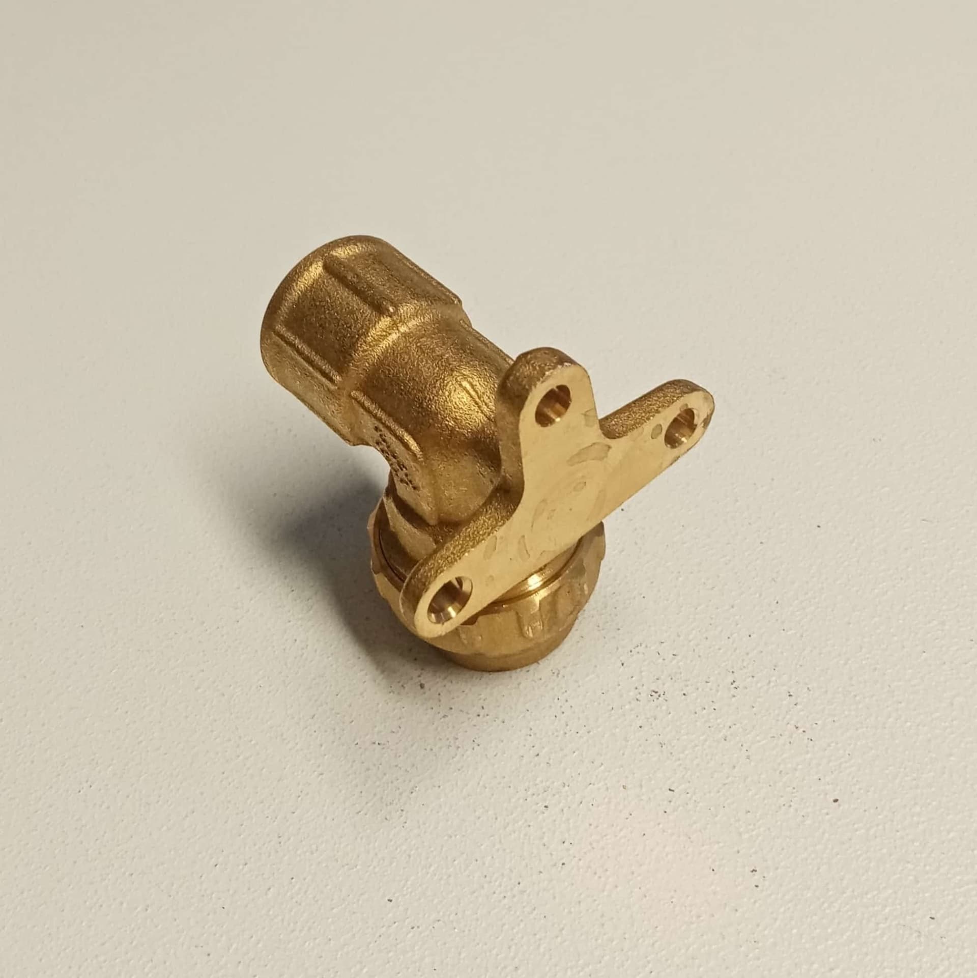 Raccordo F 20x1/2 gomito flangiato di giunzione in ottone con tenuta O-ring ed ogiva in ottone in Parti e connettori Aloiserw.com - Altomonte, commercioVirtuoso.it