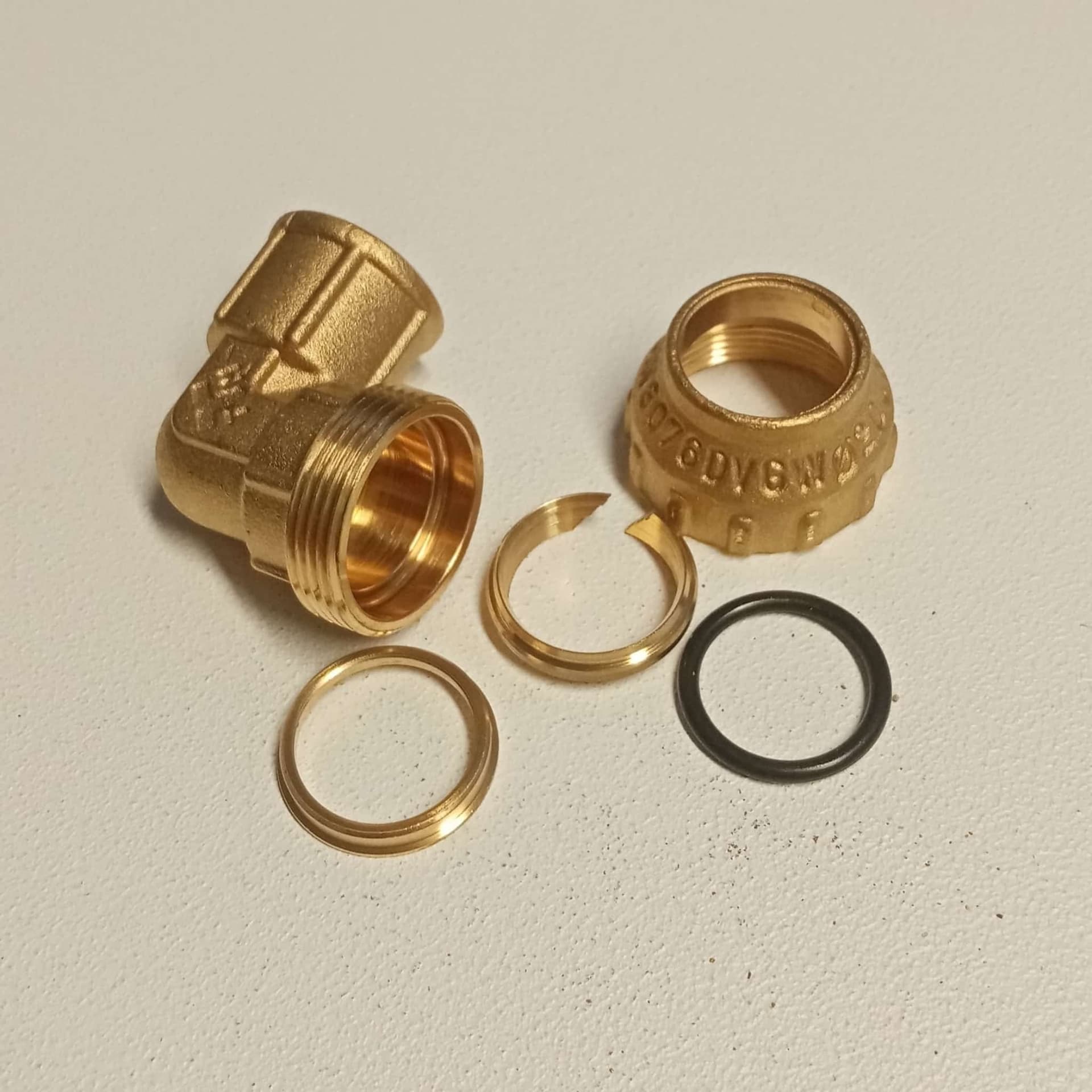 Raccordo F 40x1"1/4 gomito di giunzione in ottone con tenuta O-ring ed ogiva in ottone in Tappi Aloiserw.com - Altomonte, commercioVirtuoso.it
