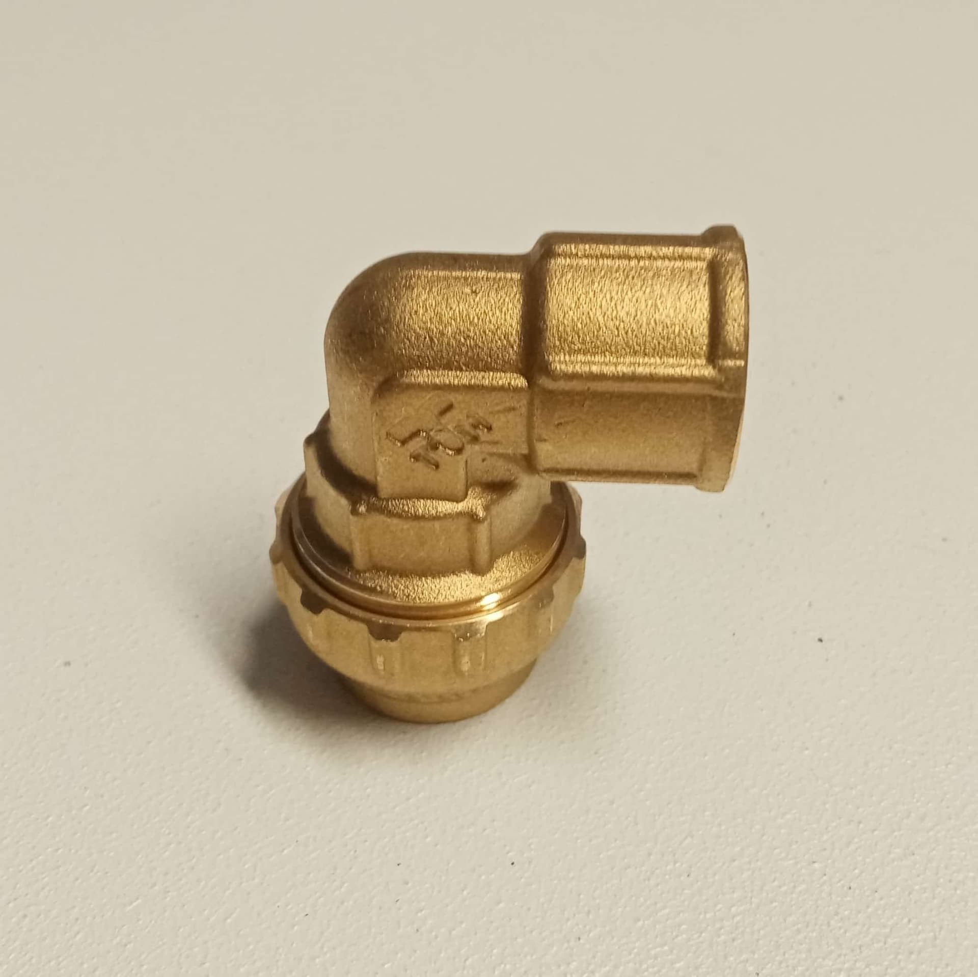 Raccordo F 20x1/2  gomito di giunzione in ottone con tenuta O-ring ed ogiva in ottone in Tappi Aloiserw.com - Altomonte, commercioVirtuoso.it