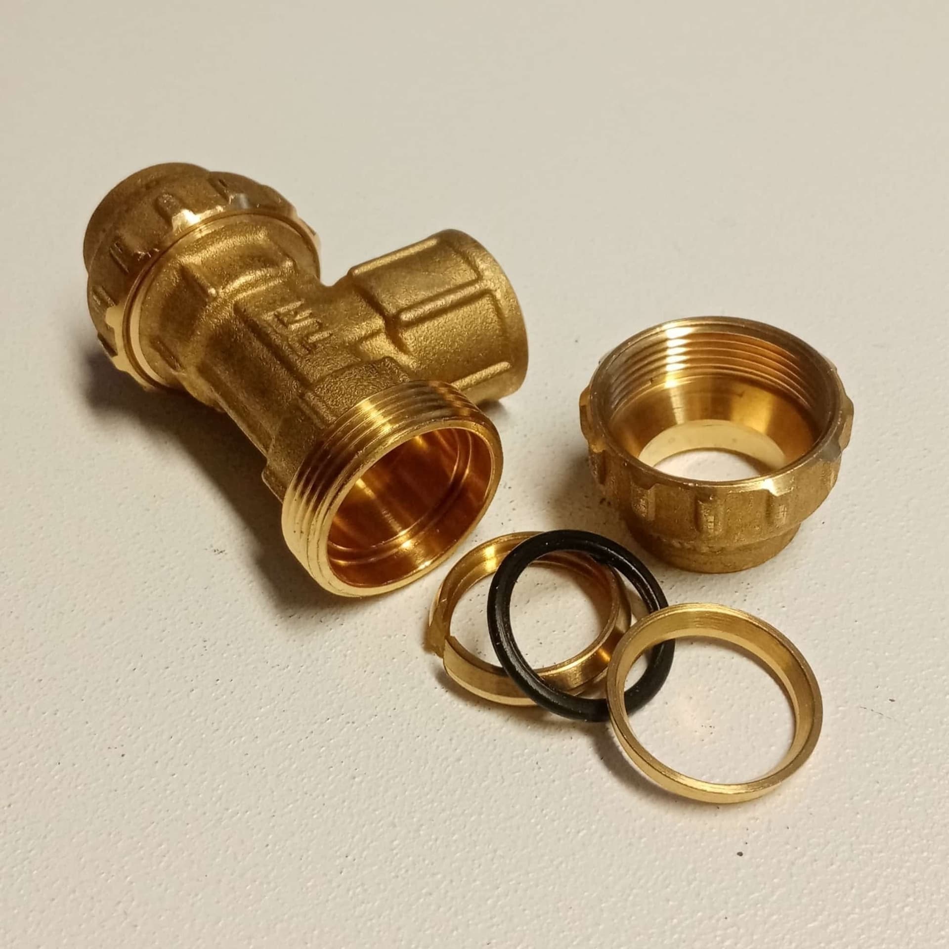 Raccordo F 20x1/2x20 Tee T di giunzione in ottone con tenuta O-ring ed ogiva in ottone in Organizer per valigie Aloiserw.com - Altomonte, commercioVirtuoso.it
