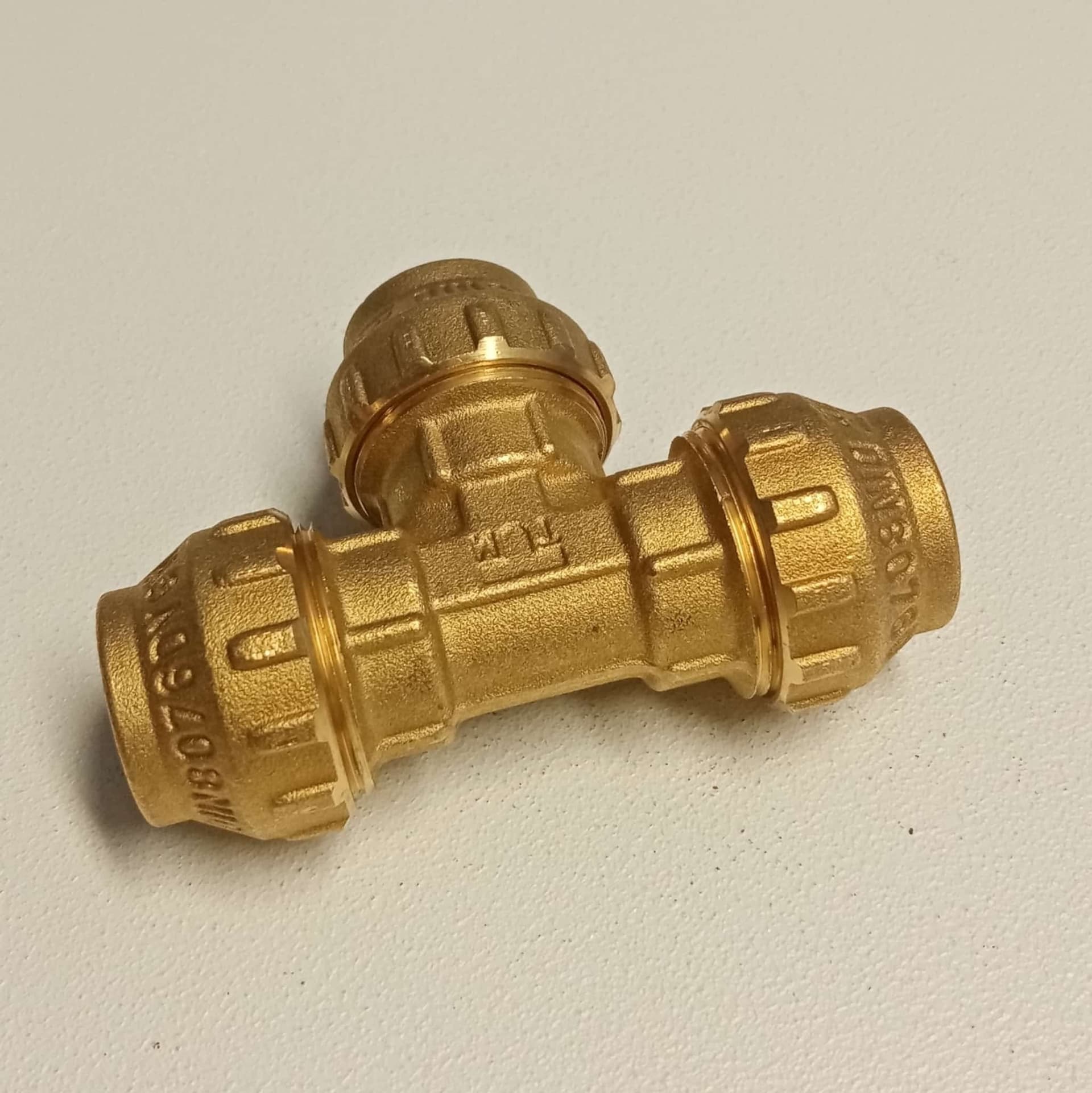 Raccordo 20x20x20 Tee T di giunzione in ottone con tenuta O-ring ed ogiva in ottone in Raccordi di riduzione Aloiserw.com - Altomonte, commercioVirtuoso.it