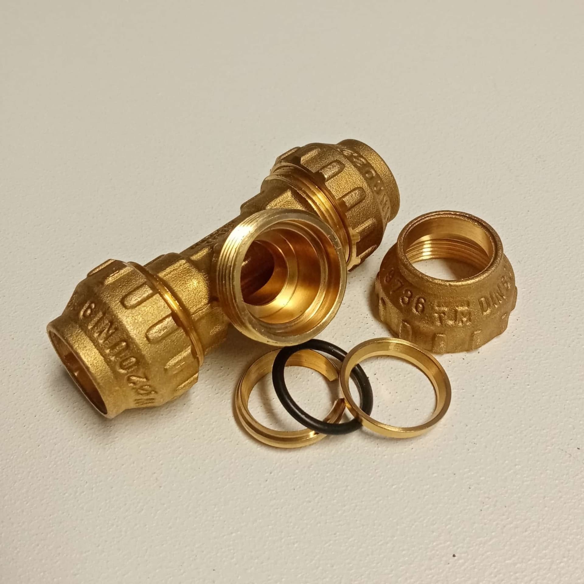 Raccordo 25x25x25 Tee T di giunzione in ottone con tenuta O-ring ed ogiva in ottone in Attrezzi per sistema carburante Aloiserw.com - Altomonte, commercioVirtuoso.it