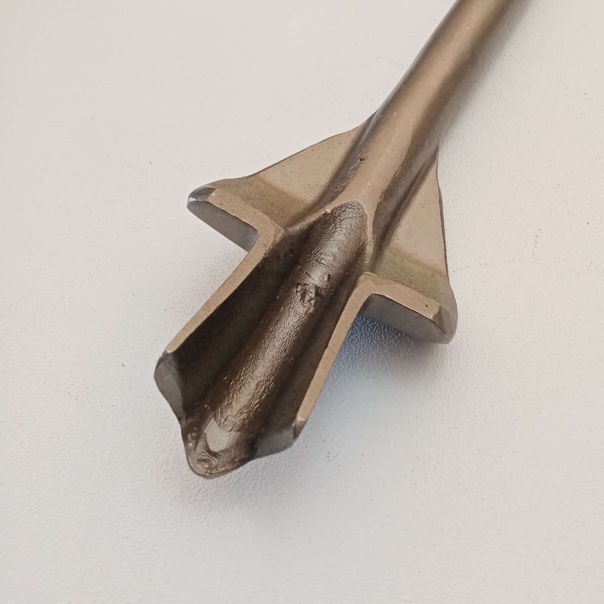 Benman scalpello punta a sgorbia da 35mm ed alette per tassellatore sds-max - lunghezza 380mm in Punte SDS-Max Aloiserw.com - Altomonte, commercioVirtuoso.it