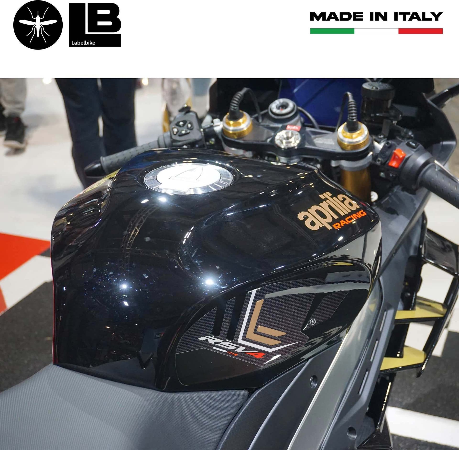 Adesivi 3D Protezioni Laterali serbatoio compatibili con Aprilia RSV4 2021-2023 in Decalcomanie adesivi e magneti LabelBike - Bibbiano, commercioVirtuoso.it