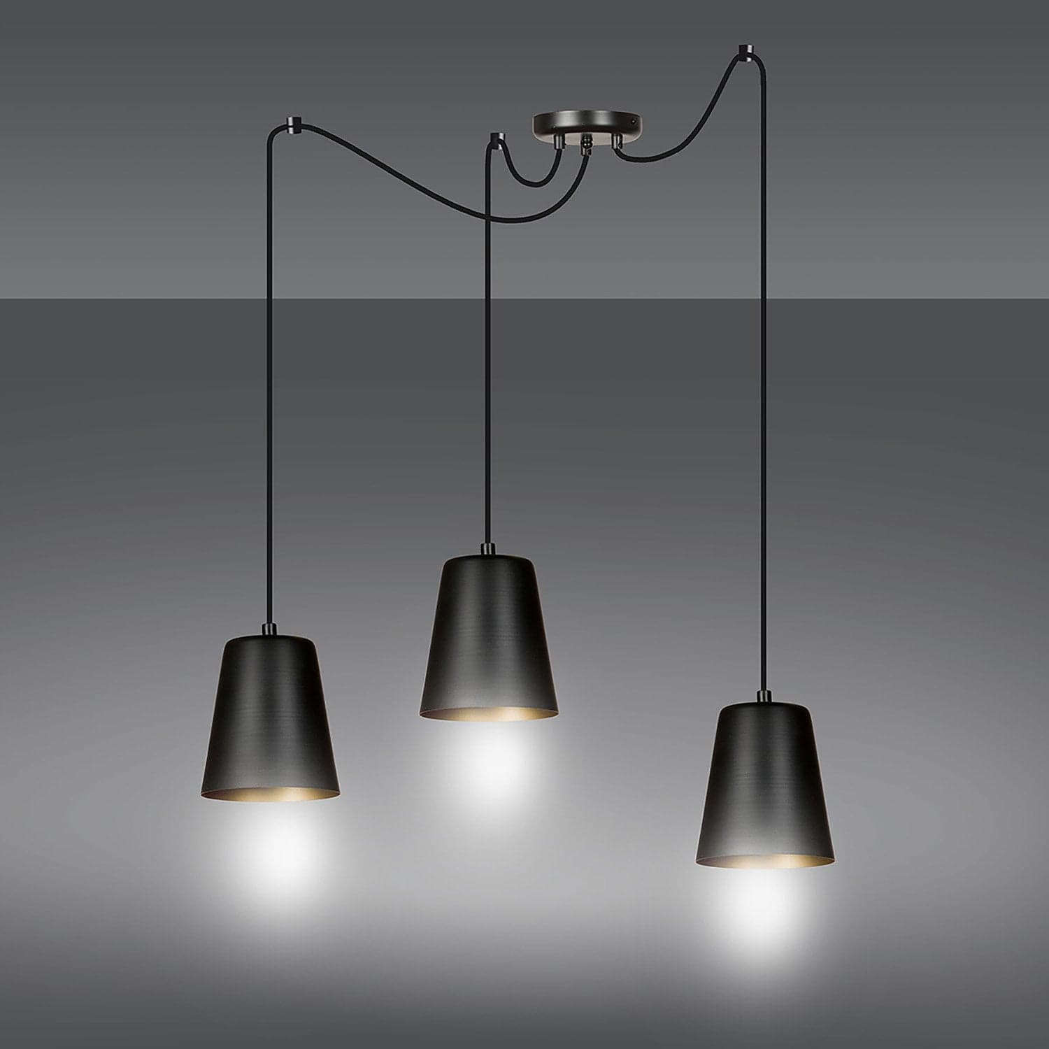 Lampadario 3 Luci Link In Acciaio Nero Cavo Lungo E Paralumi Cono Nero E Oro in Lampade a sospensione LuceArt - Montecorvino Pugliano, commercioVirtuoso.it