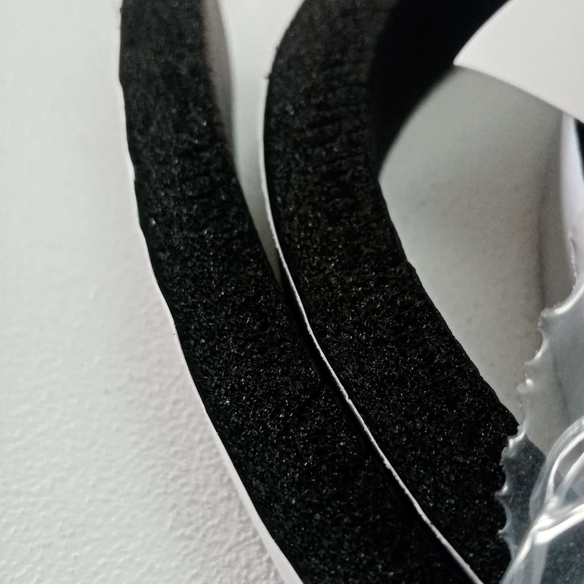 Guarnizione da 10 x 20mm lunghezza 5mt in gomma nera espansa autoadesiva in Paraspifferi e guarnizioni Aloiserw.com - Altomonte, commercioVirtuoso.it