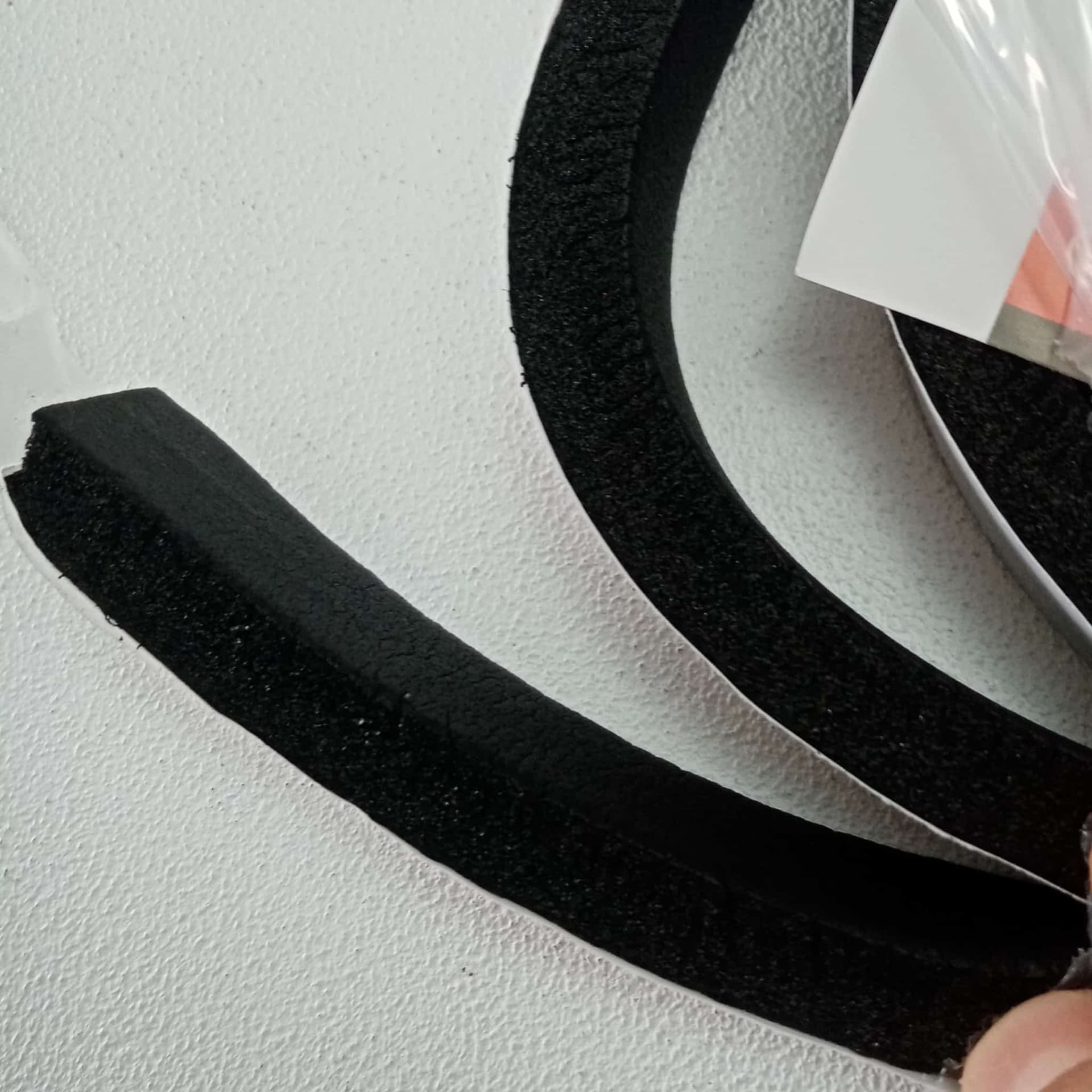 Guarnizione da 10 x 20mm lunghezza 5mt in gomma nera espansa autoadesiva in Paraspifferi e guarnizioni Aloiserw.com - Altomonte, commercioVirtuoso.it