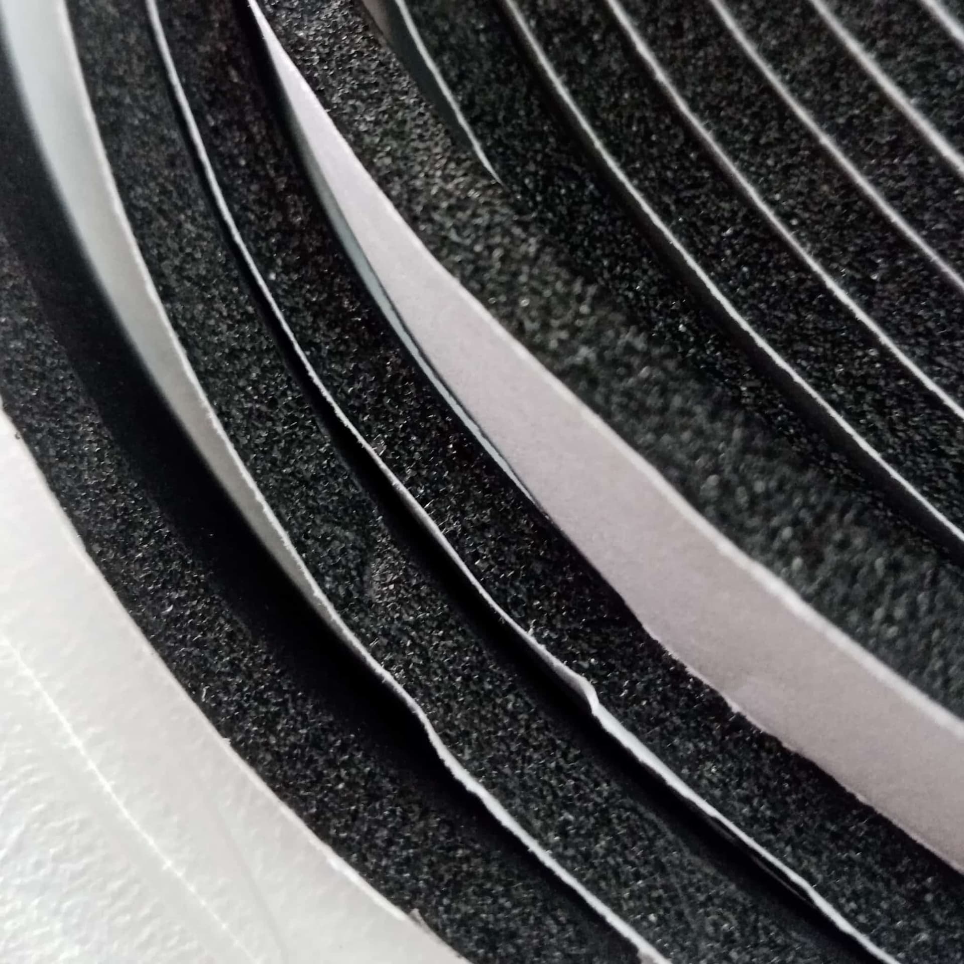 Guarnizione da 5 x 15mm lunghezza 10mt in gomma nera espansa autoadesiva in Paraspifferi e guarnizioni Aloiserw.com - Altomonte, commercioVirtuoso.it