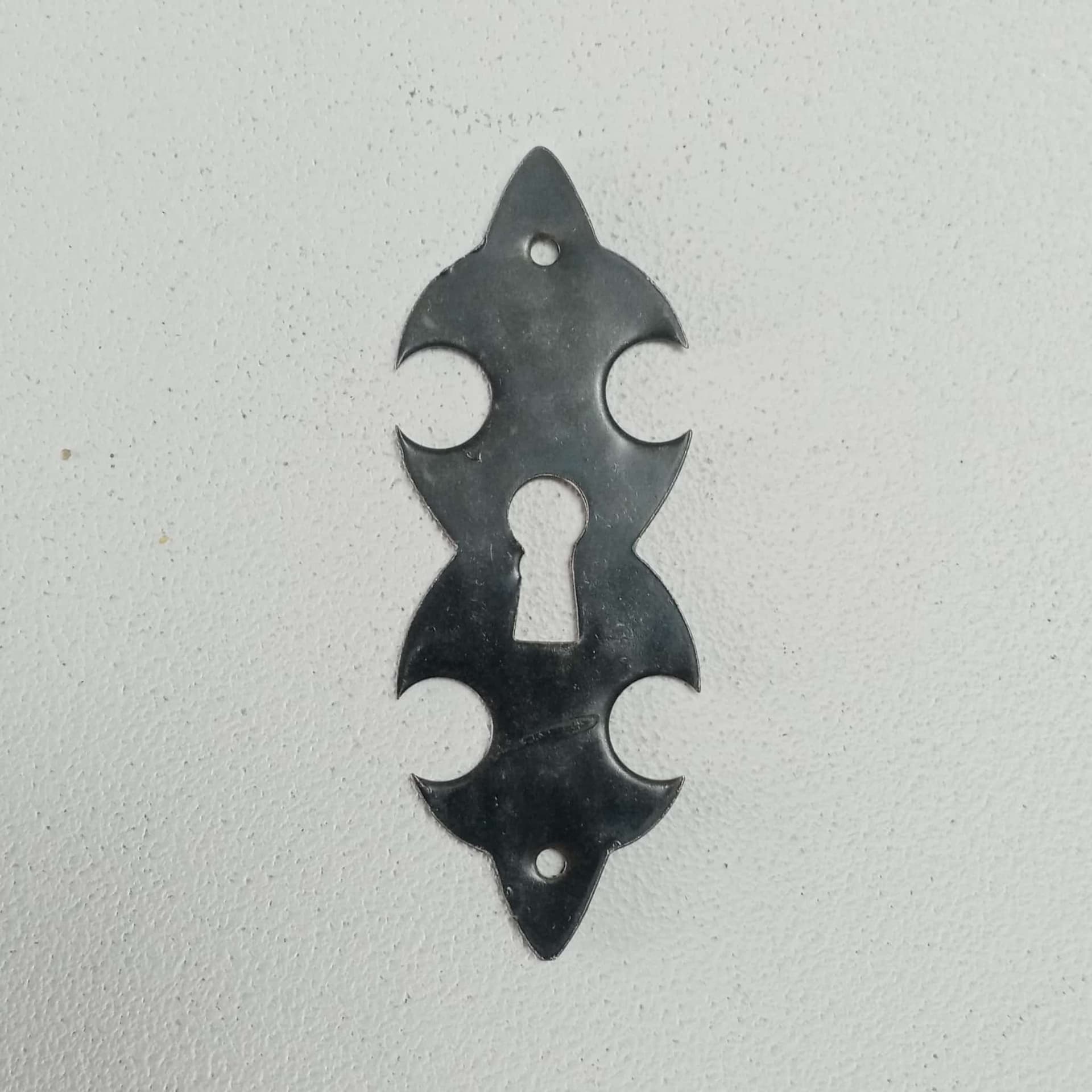 Bocchetta per mobili da 79x29mm buco chiave stile ferro battuto verniciata fumè in Rosette per chiavi Aloiserw.com - Altomonte, commercioVirtuoso.it