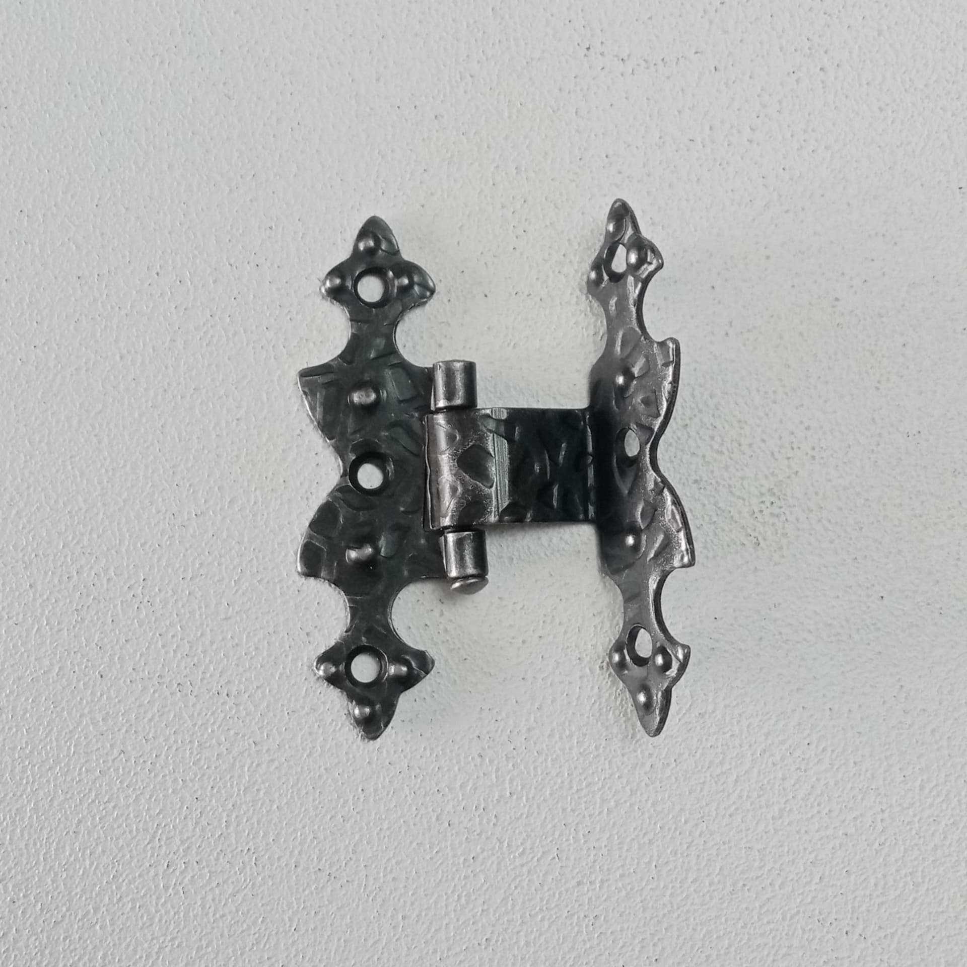 Cerniera da 67x38mm ali zancate stile ferro battuto verniciata fumè in Cardini Aloiserw.com - Altomonte, commercioVirtuoso.it