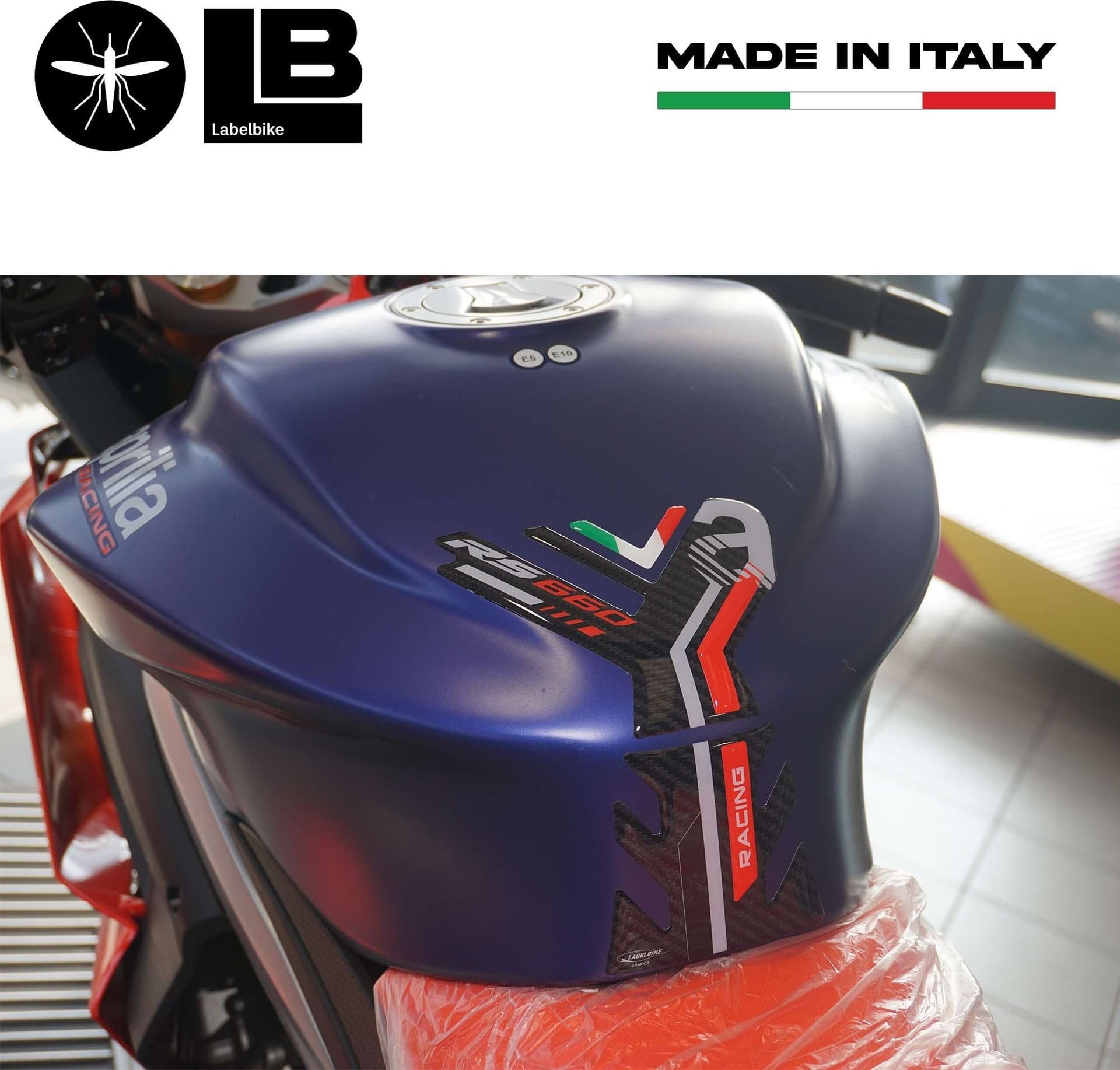 Adesivo 3D Protezione Paraserbatoio compatibile con Aprilia RS 660 2020-2023 in Decalcomanie adesivi e magneti LabelBike - Bibbiano, commercioVirtuoso.it
