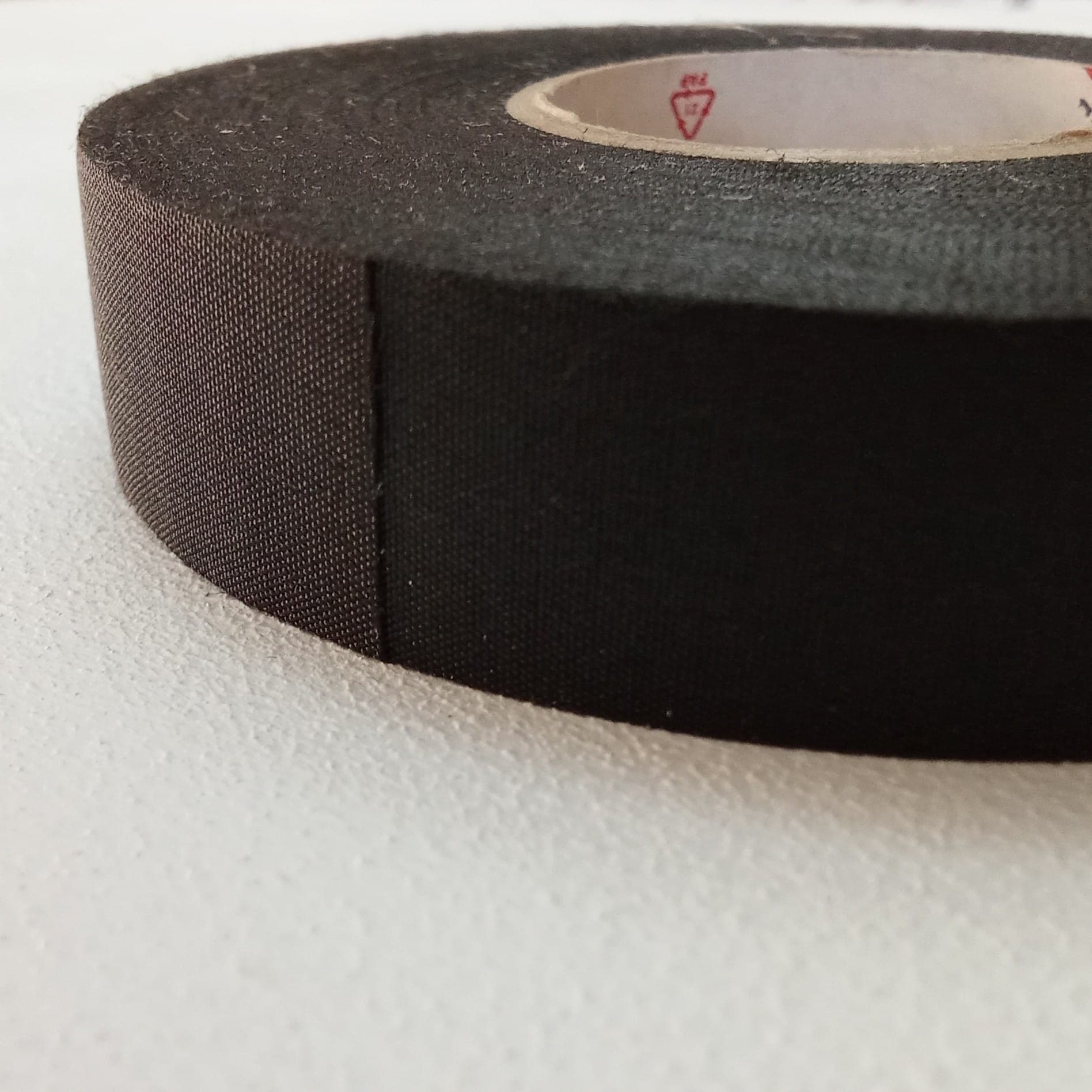 Nastro adesivo 19 mm x 25 mt in tessuto nero di poliestere per raggruppare e fissare fasci di cavi in Nastro isolante Aloiserw.com - Altomonte, commercioVirtuoso.it