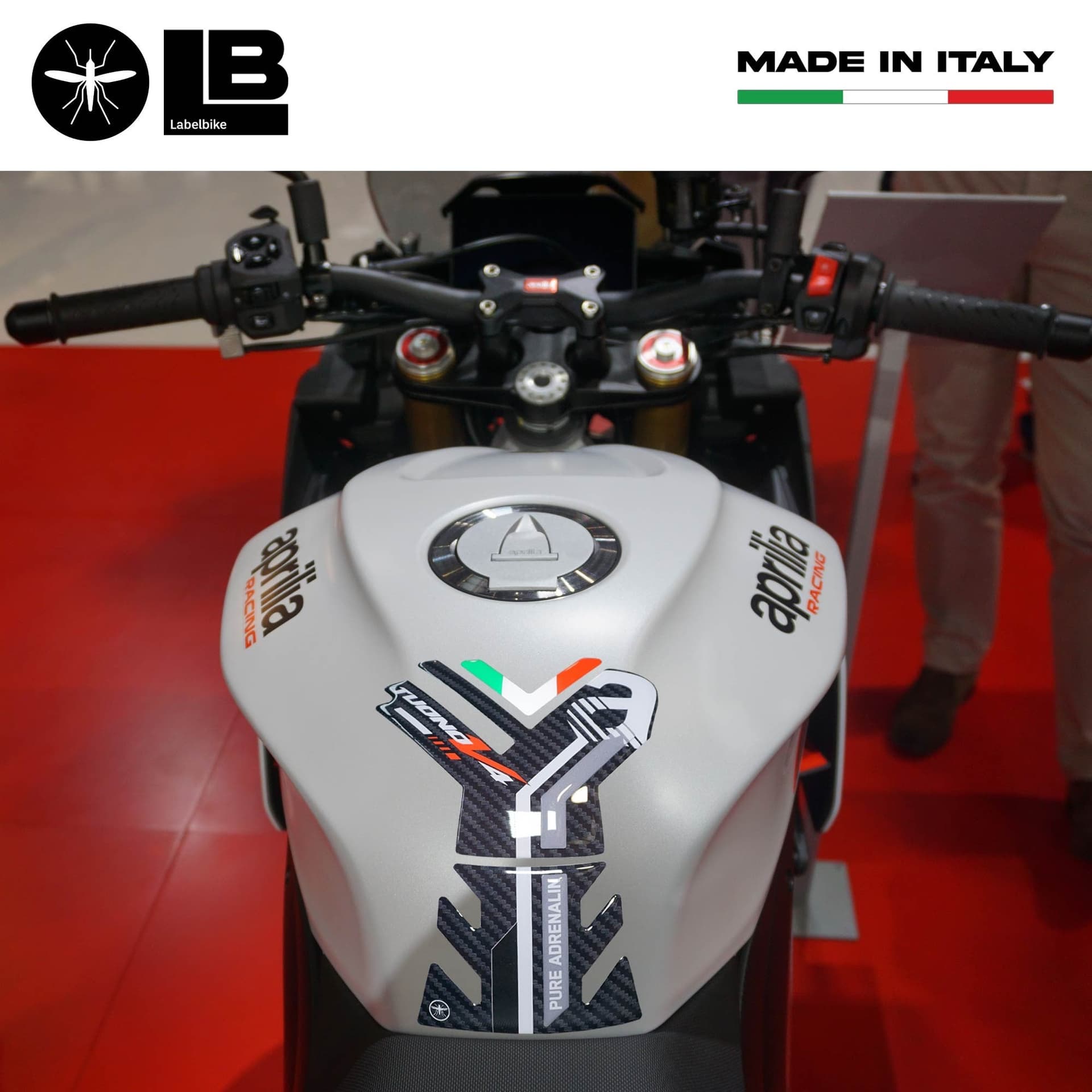 Adesivo 3D Protezione serbatoio compatibile con Aprilia Tuono V4 1100 2021-2023 in Decalcomanie adesivi e magneti LabelBike - Bibbiano, commercioVirtuoso.it