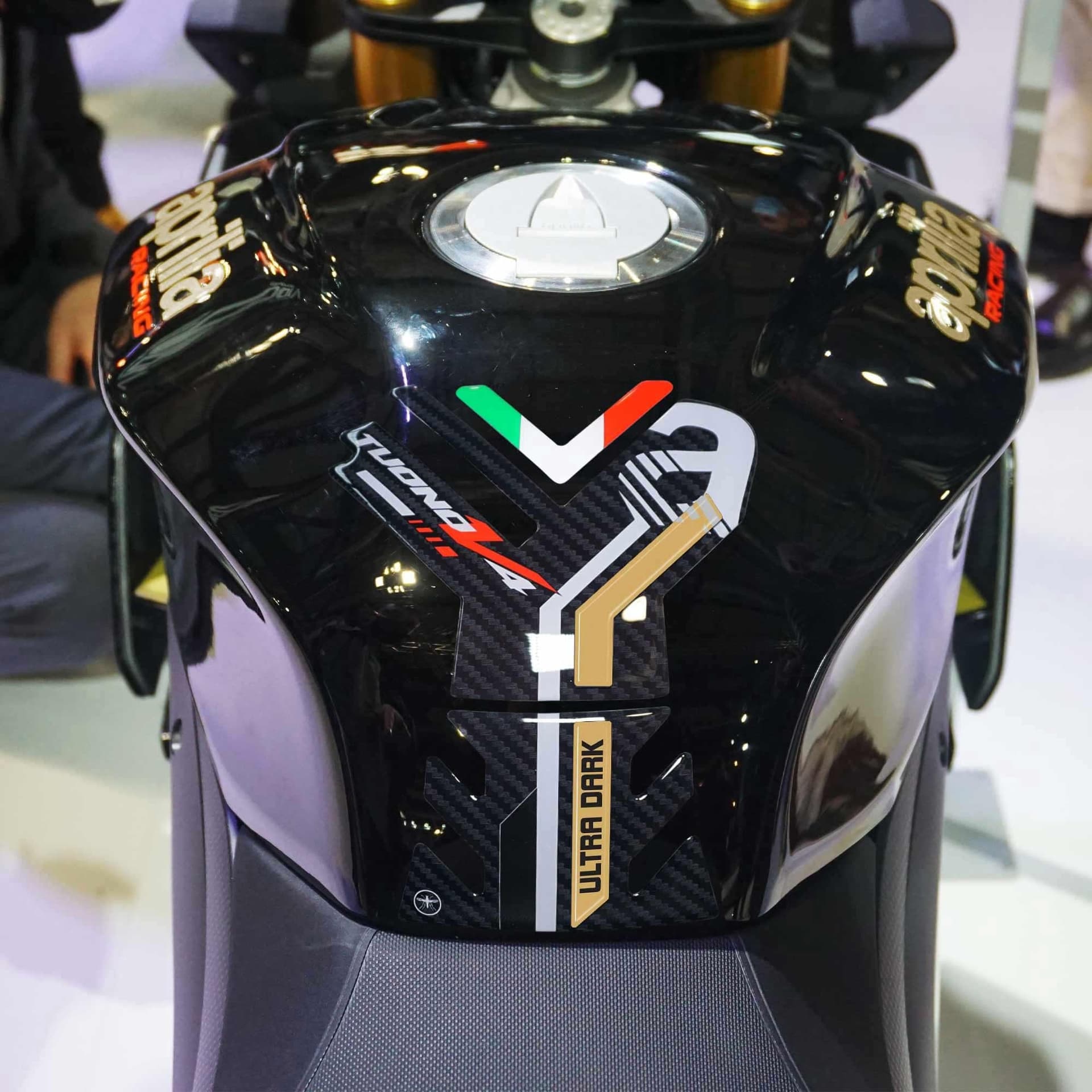 Adesivo 3D Protezione serbatoio compatibile con Aprilia Tuono V4 1100 2021-2023 in Decalcomanie adesivi e magneti LabelBike - Bibbiano, commercioVirtuoso.it