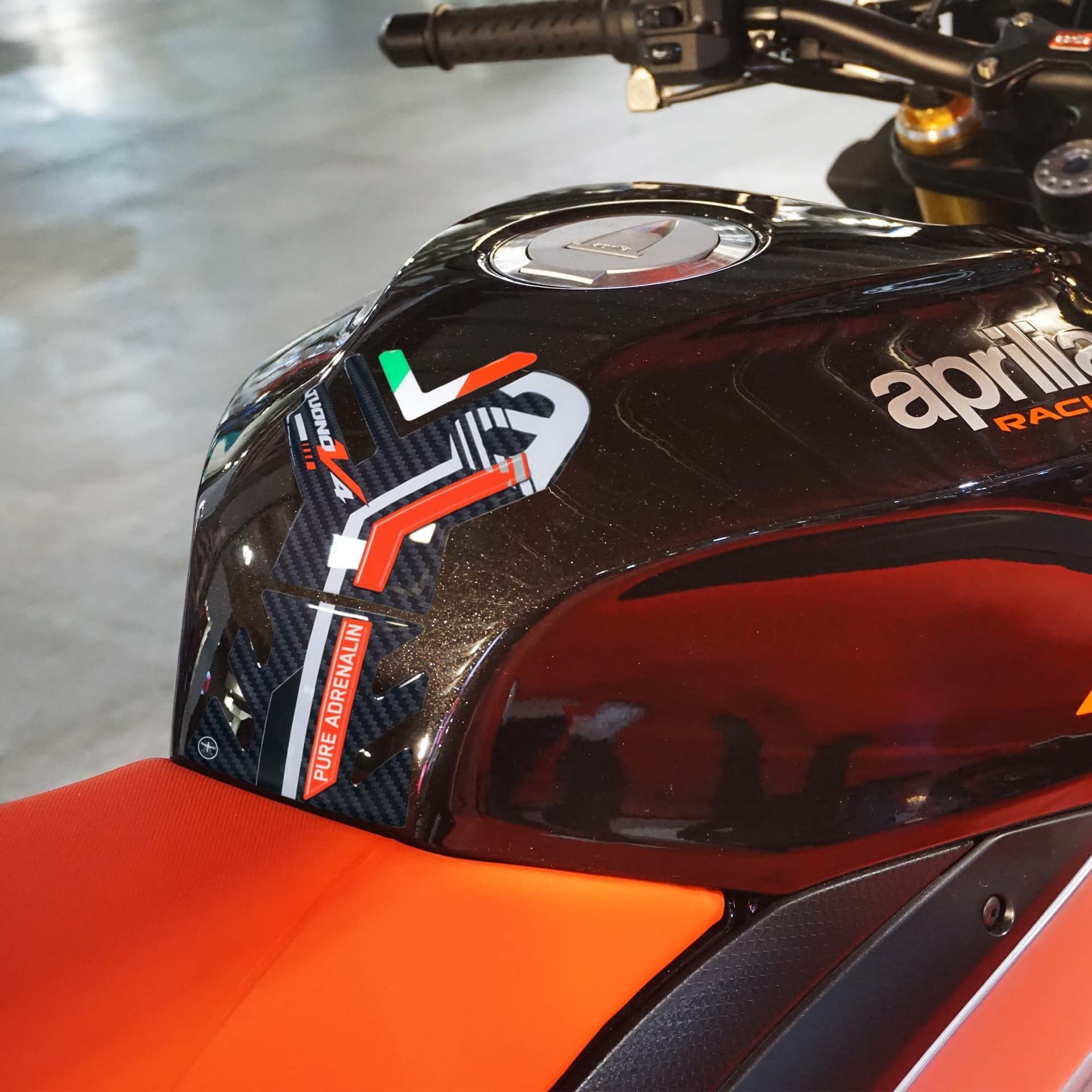 Adesivo 3D Protezione serbatoio compatibile con Aprilia Tuono V4 1100 2021-2023 in Decalcomanie adesivi e magneti LabelBike - Bibbiano, commercioVirtuoso.it