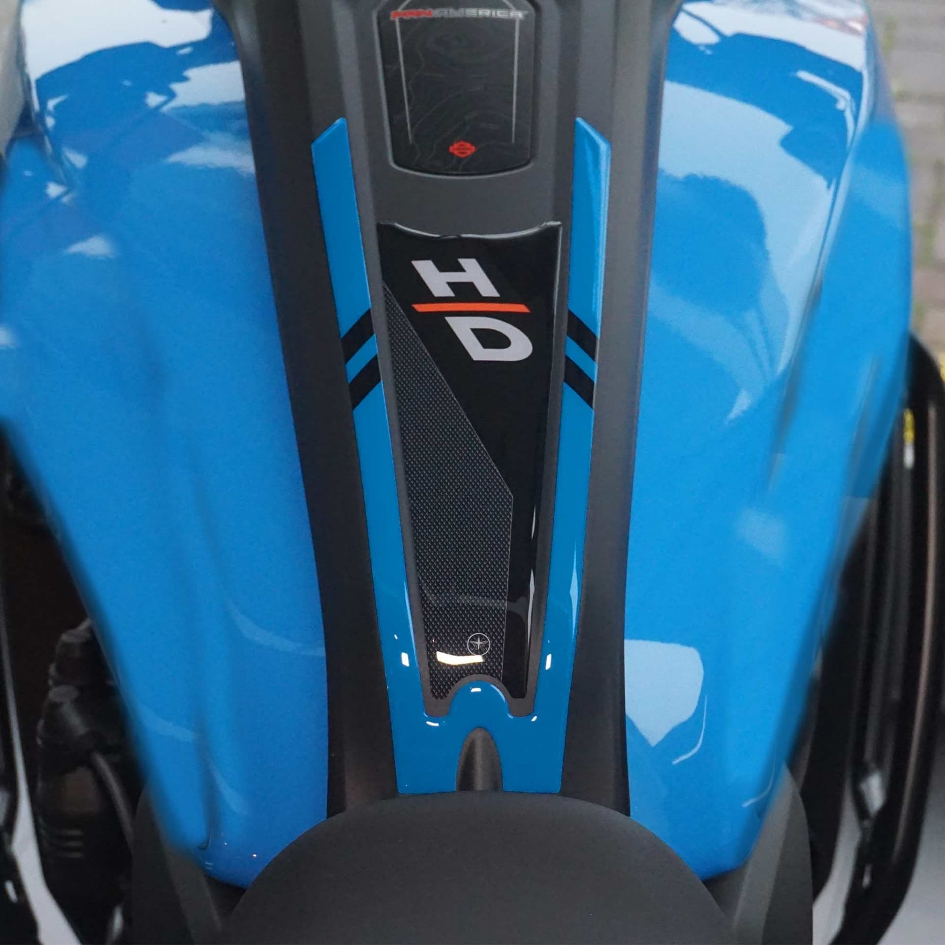 Adesivo 3D Protezione serbatoio moto compatibile con Harley Davidson Pan America in Decalcomanie adesivi e magneti LabelBike - Bibbiano, commercioVirtuoso.it