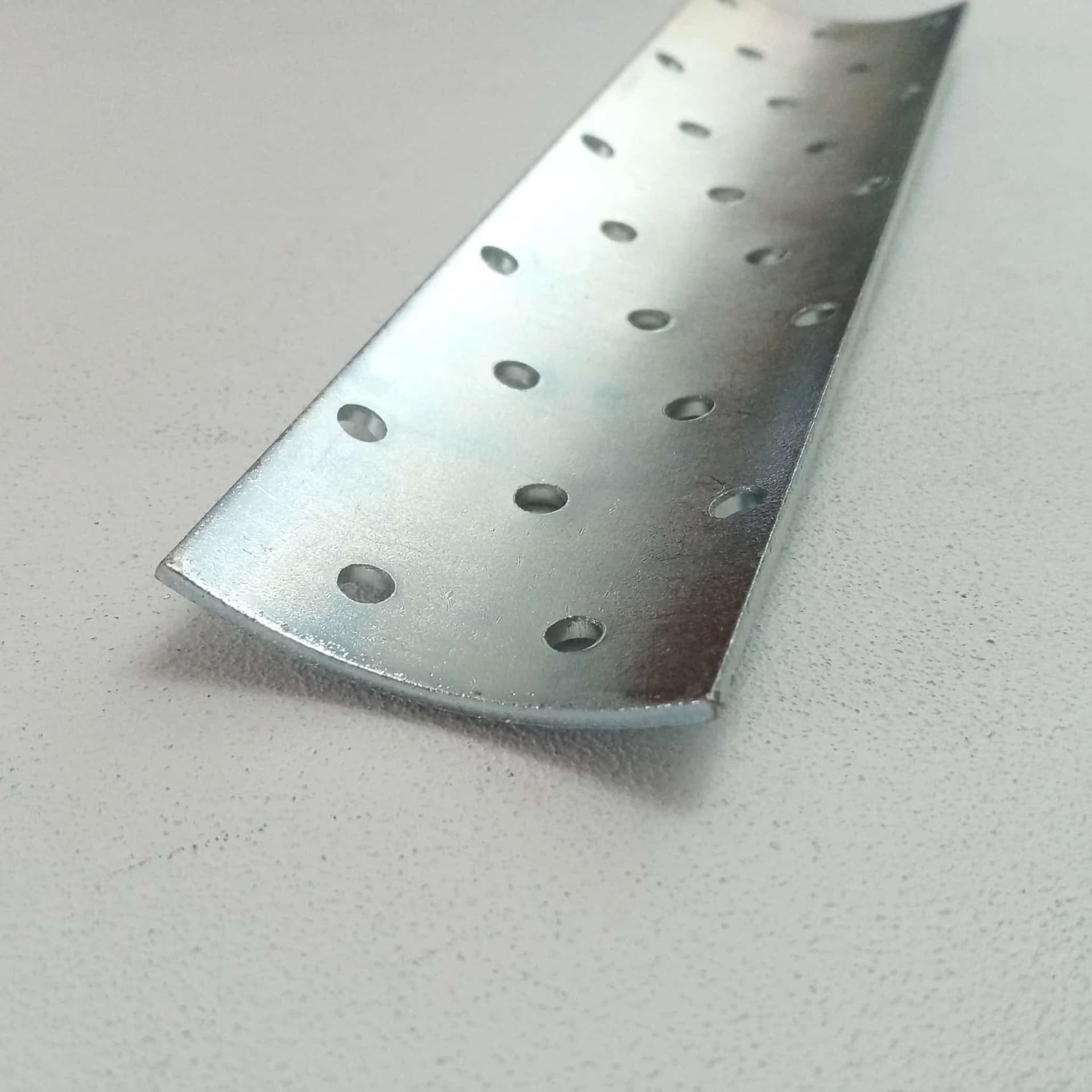 Piastra 50x100mm per giunzione di pali tondi da 80 e 100mm zincata bianca in Staffa Aloiserw.com - Altomonte, commercioVirtuoso.it