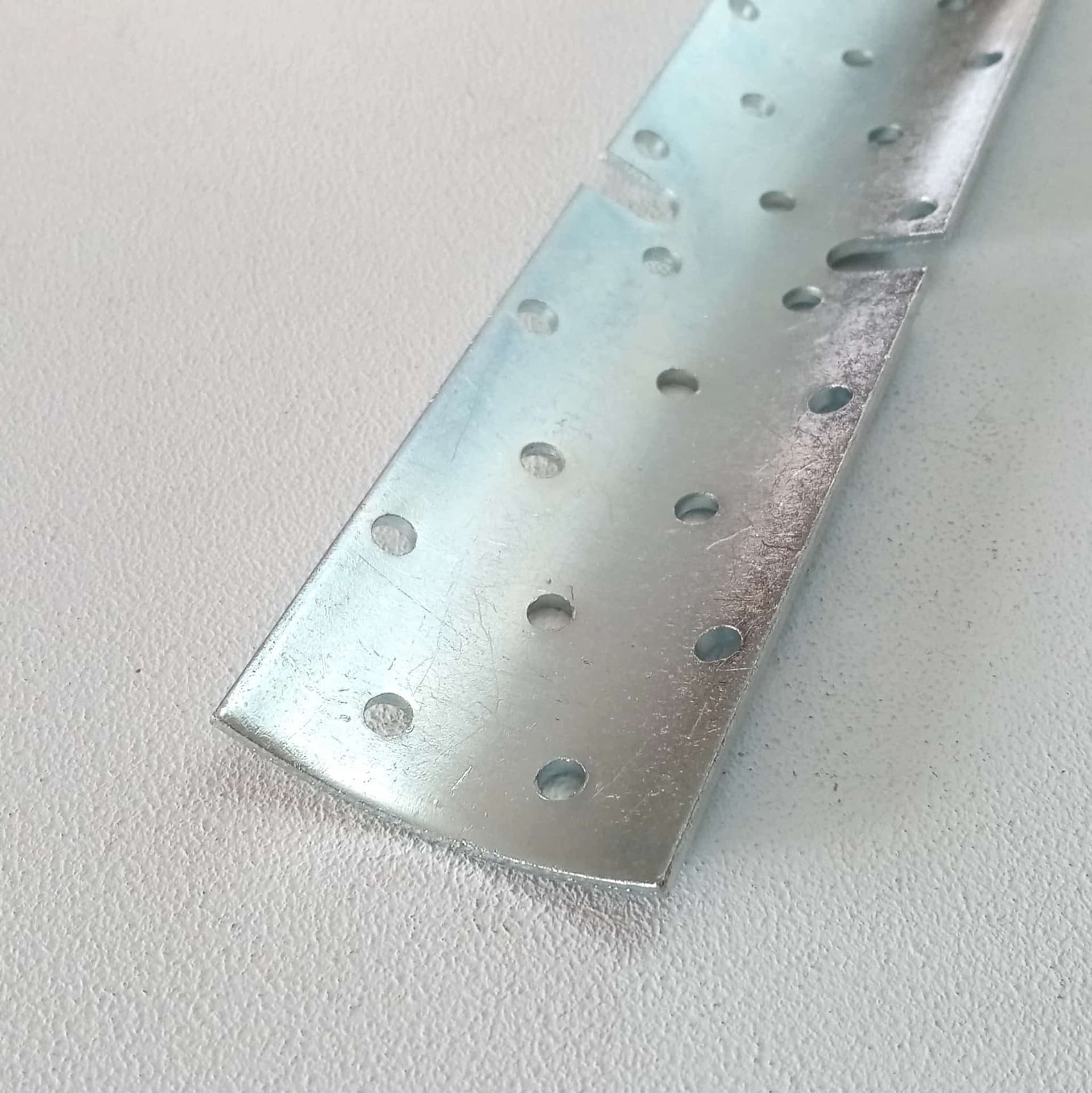 Piastra 50x100mm pieghevole per giunzione di pali tondi da 80 e 100mm zincata bianca in Staffa Aloiserw.com - Altomonte, commercioVirtuoso.it