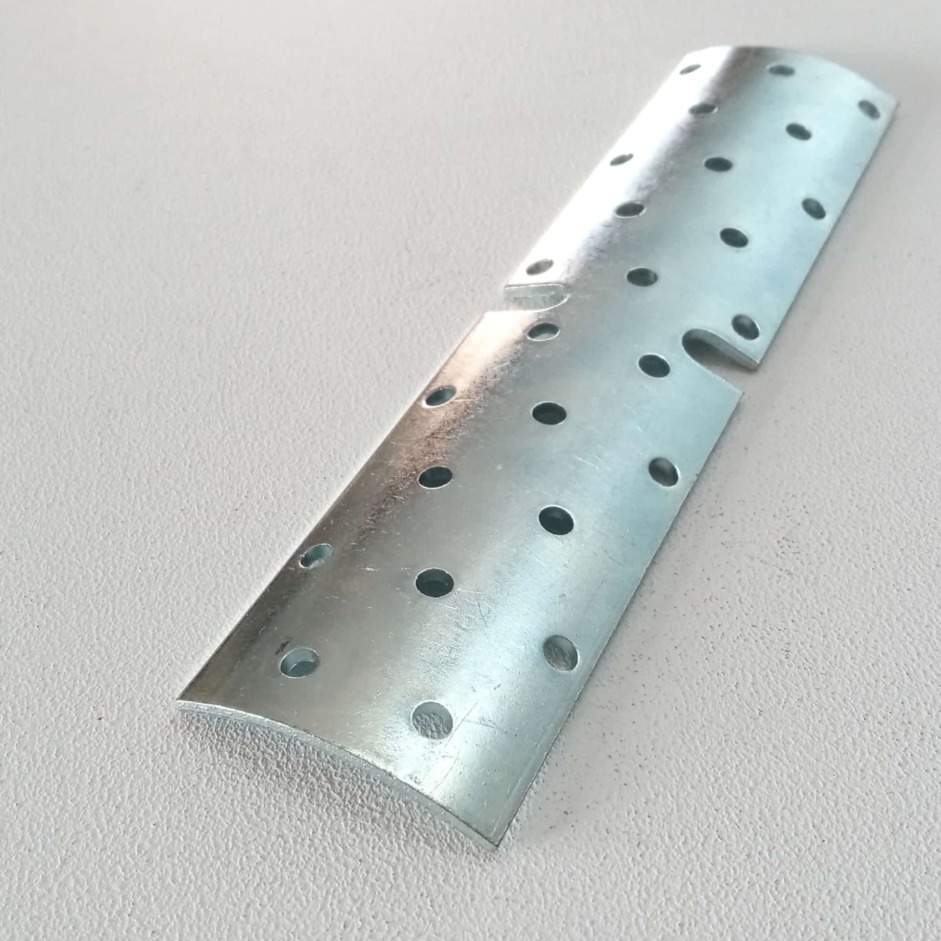 Piastra 50x100mm pieghevole per giunzione di pali tondi da 80 e 100mm zincata bianca in Staffa Aloiserw.com - Altomonte, commercioVirtuoso.it