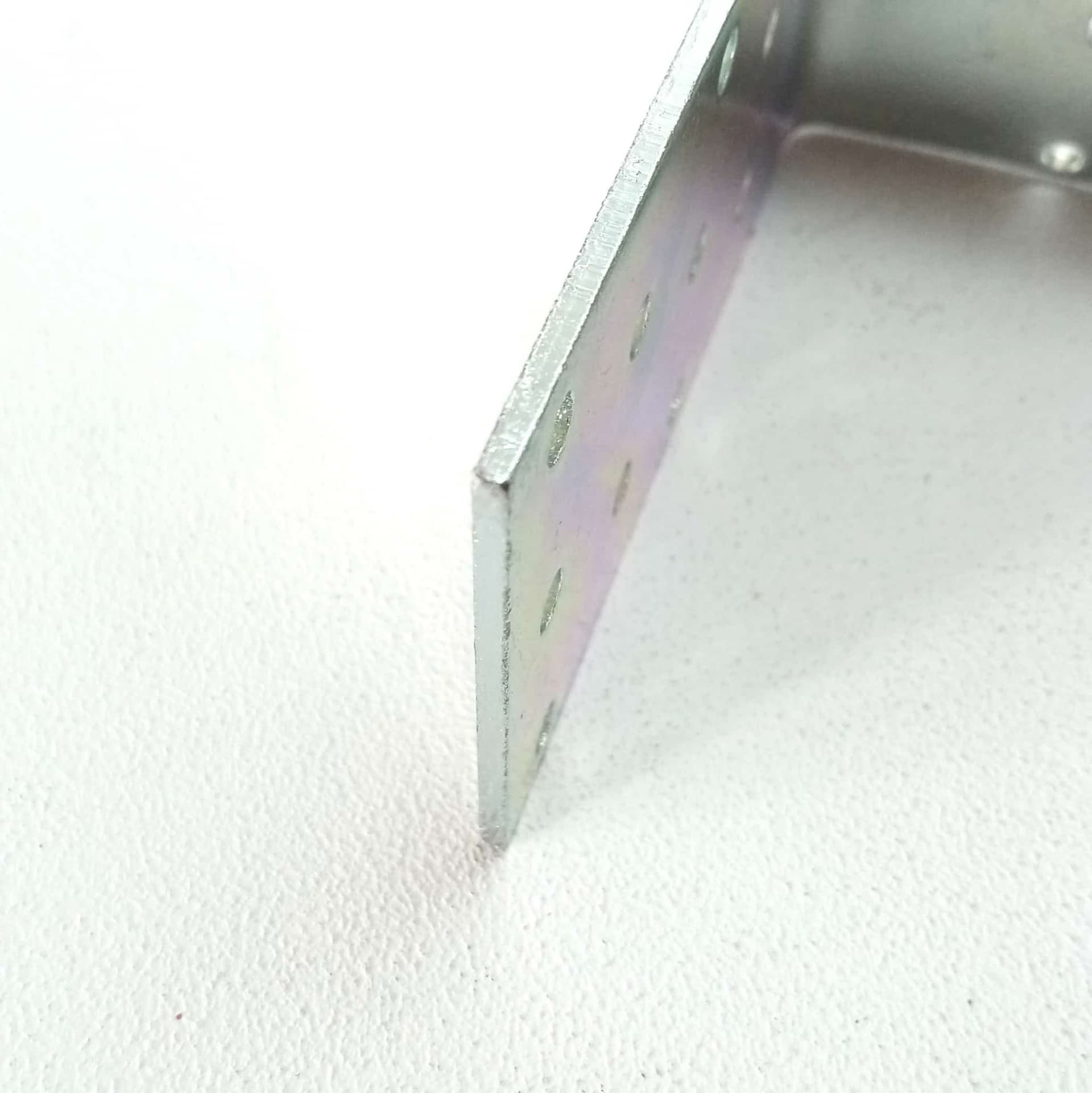 Piastra 100x100mm ad angolo per giunzione di pali tondi e quadri zincata bianca in Staffa Aloiserw.com - Altomonte, commercioVirtuoso.it