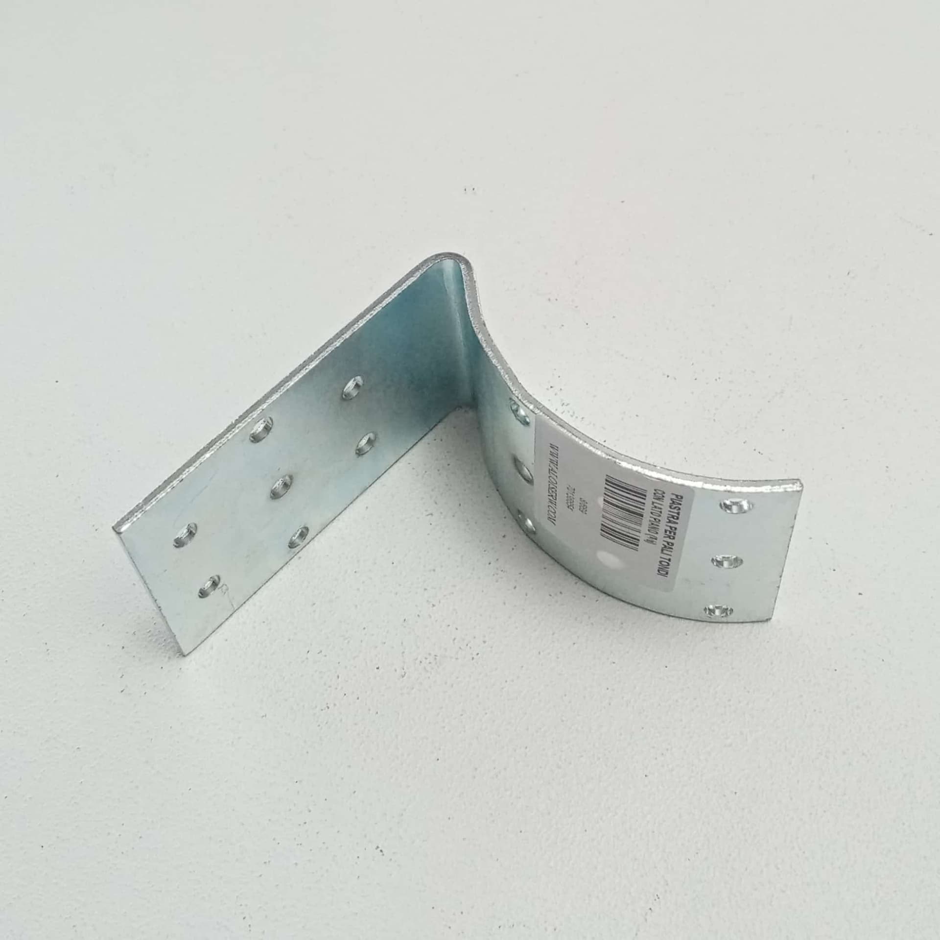 Piastra 80x80mm ad angolo per giunzione di pali tondi e quadri zincata bianca in Staffa Aloiserw.com - Altomonte, commercioVirtuoso.it