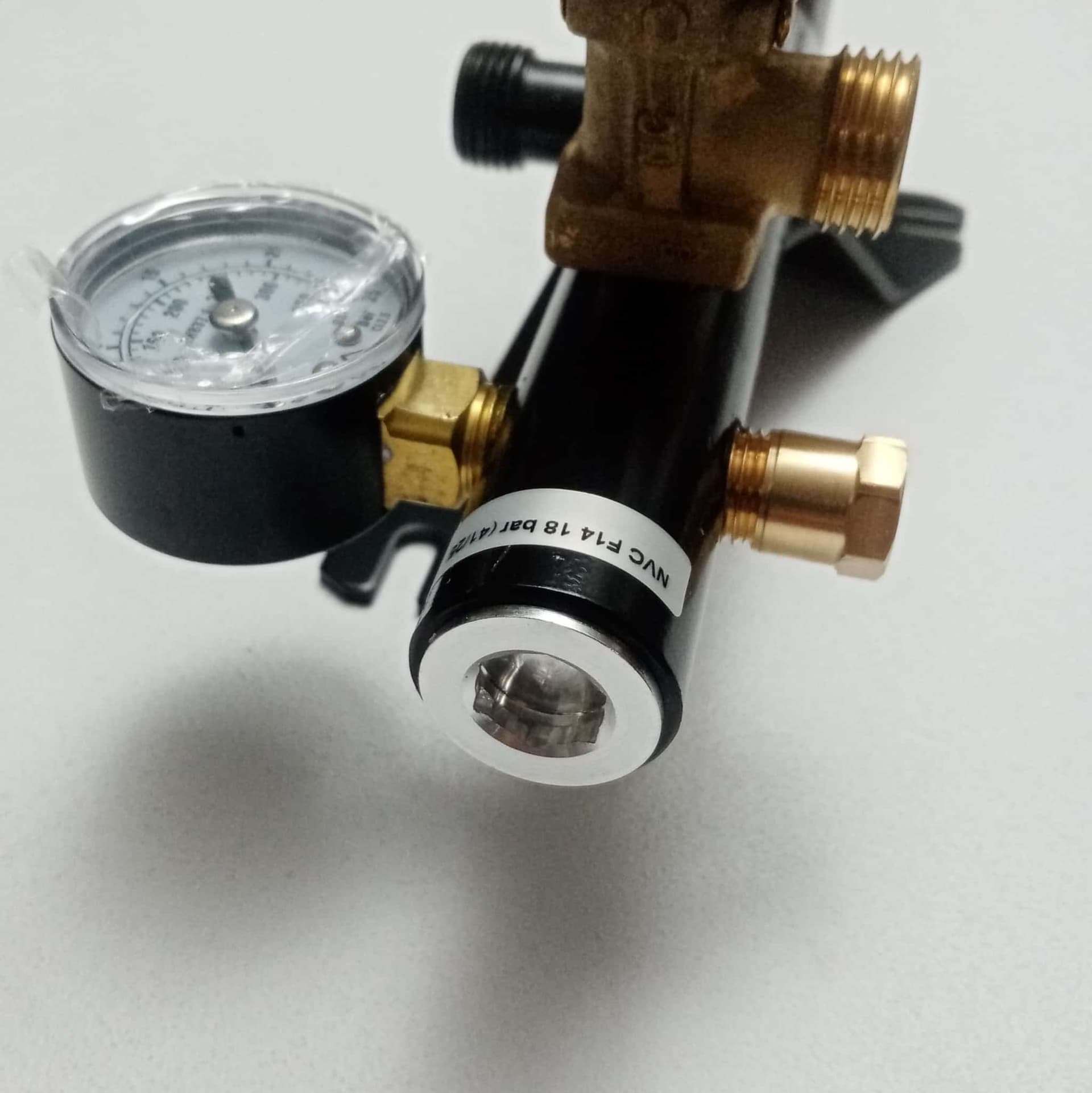 Centralina Manifold per due bombole gas gpl con manometro e valvola di sicurezza in Regolatori gas e pompe Aloiserw.com - Altomonte, commercioVirtuoso.it