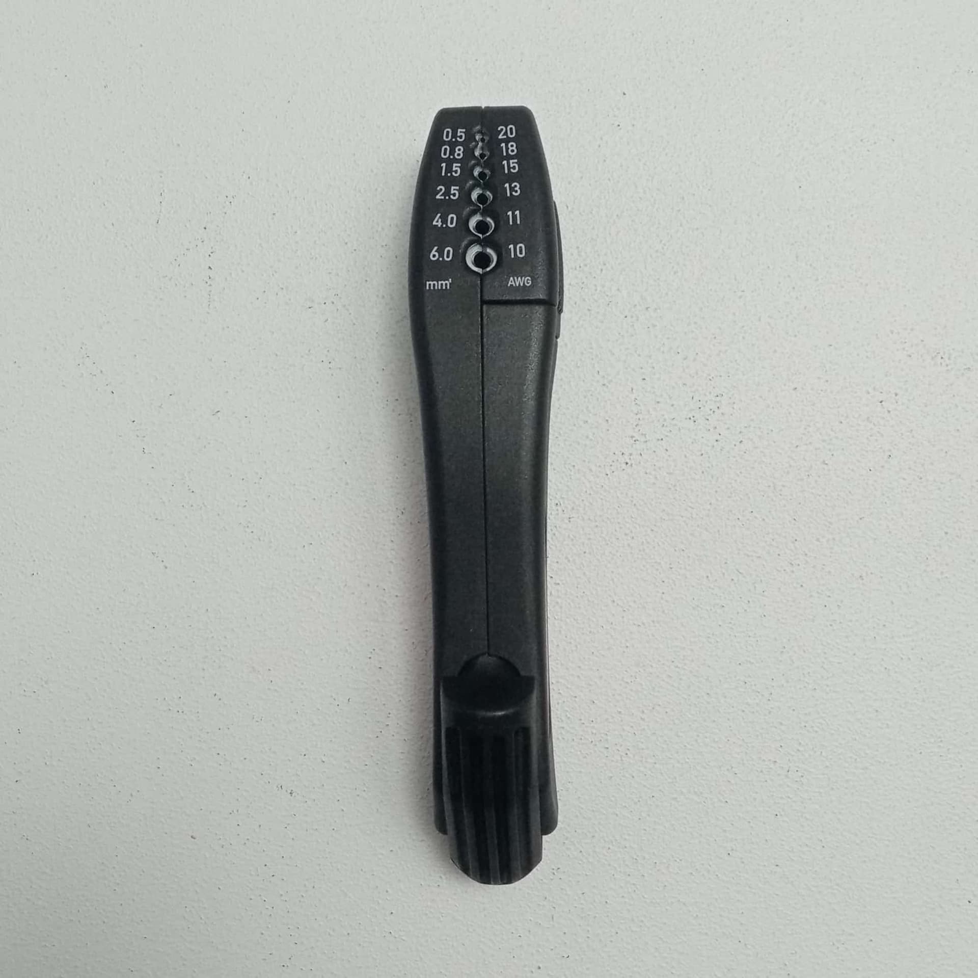 Benman spellafili per cavi tra 4 e 28mm di conduttori con sezione da 0,5 a 6,0 mm² in Pinze spelafili Aloiserw.com - Altomonte, commercioVirtuoso.it