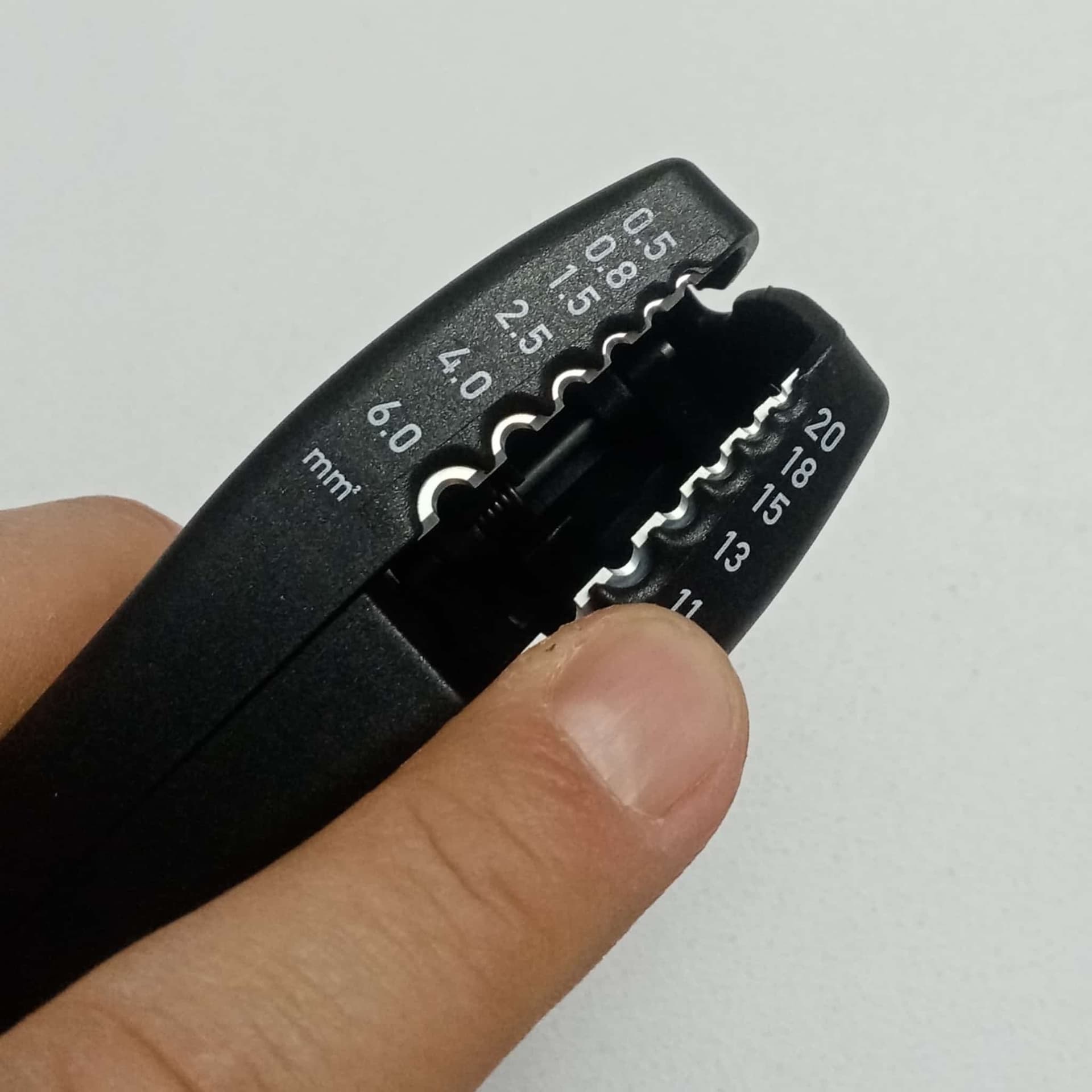 Benman spellafili per cavi tra 4 e 28mm di conduttori con sezione da 0,5 a 6,0 mm² in Pinze spelafili Aloiserw.com - Altomonte, commercioVirtuoso.it