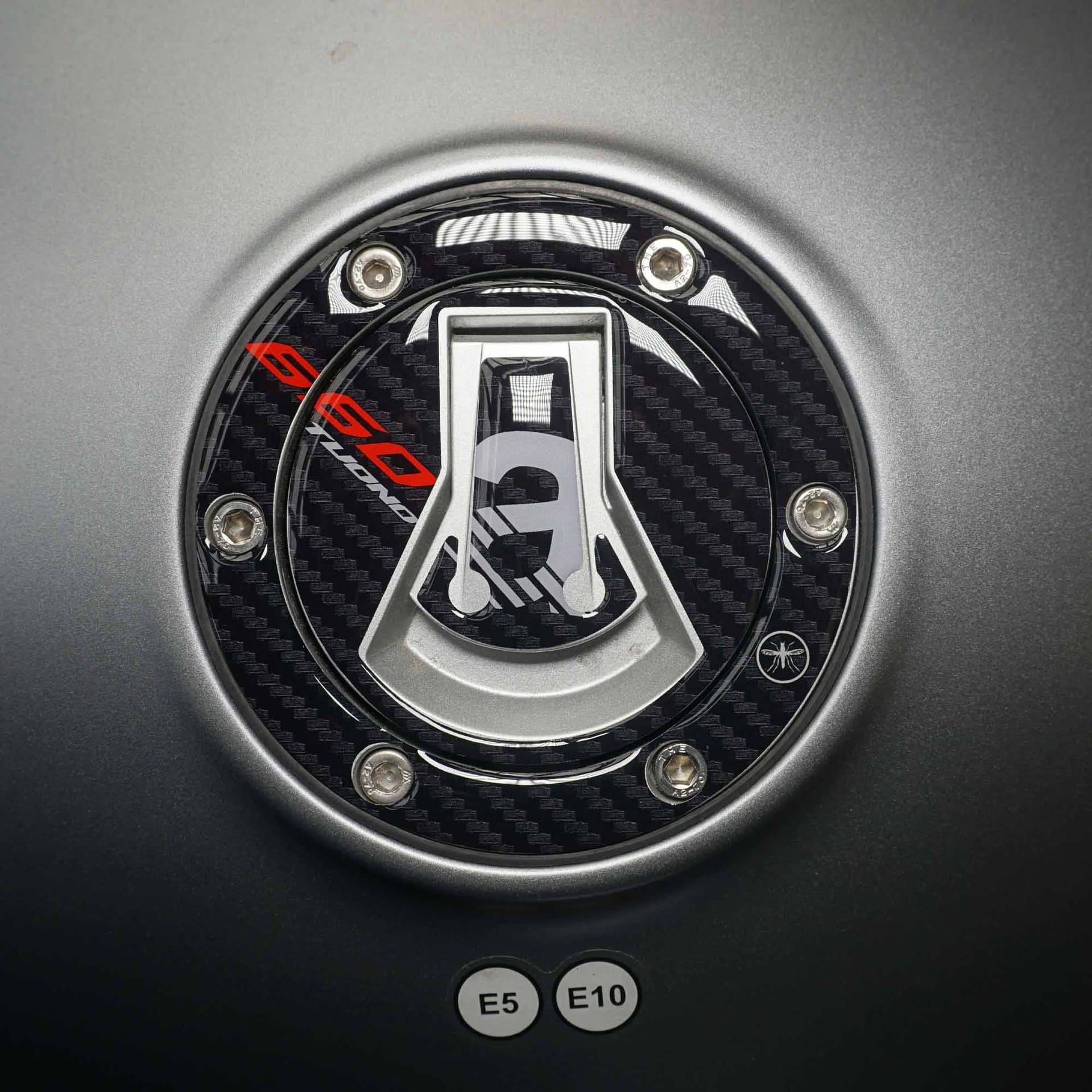 Adesivo 3D Protezione tappo serbatoio compatibile con Aprilia Tuono 660 2021-23 in Decalcomanie adesivi e magneti LabelBike - Bibbiano, commercioVirtuoso.it