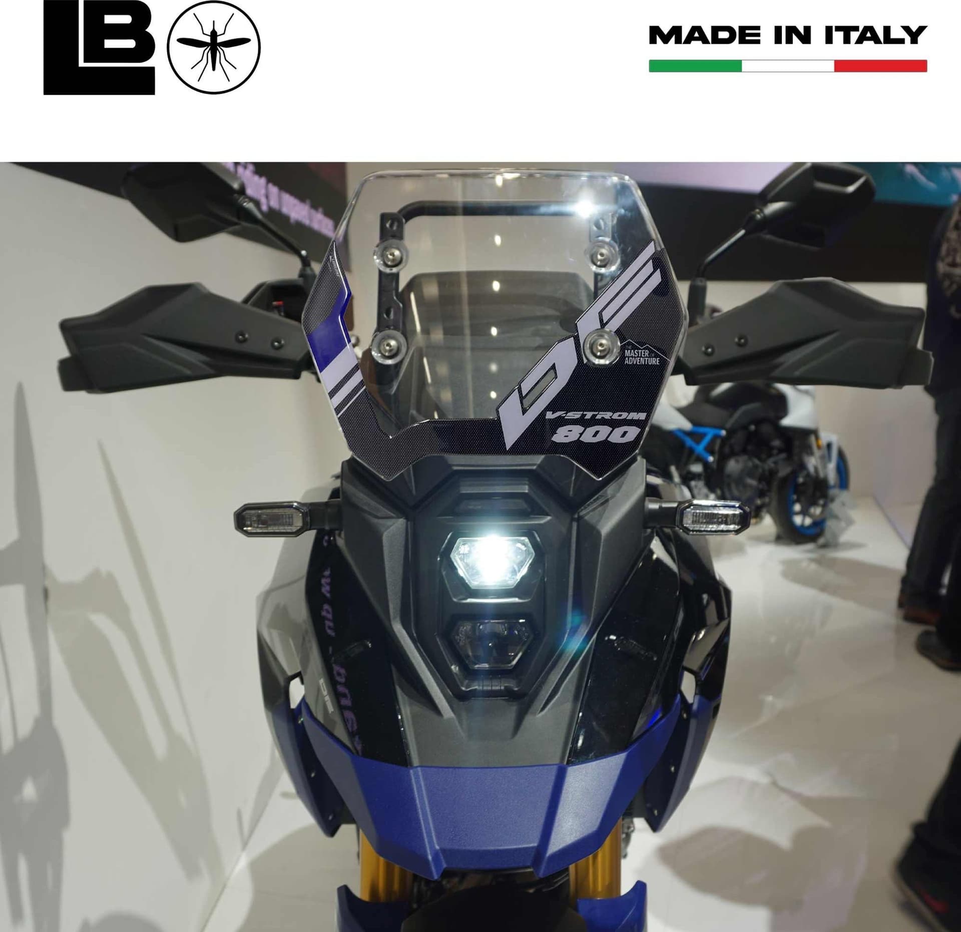 Adesivo Gel 3D Protezione cupolino moto compatibile con Suzuki V-Strom 800DE in Decalcomanie adesivi e magneti LabelBike - Bibbiano, commercioVirtuoso.it