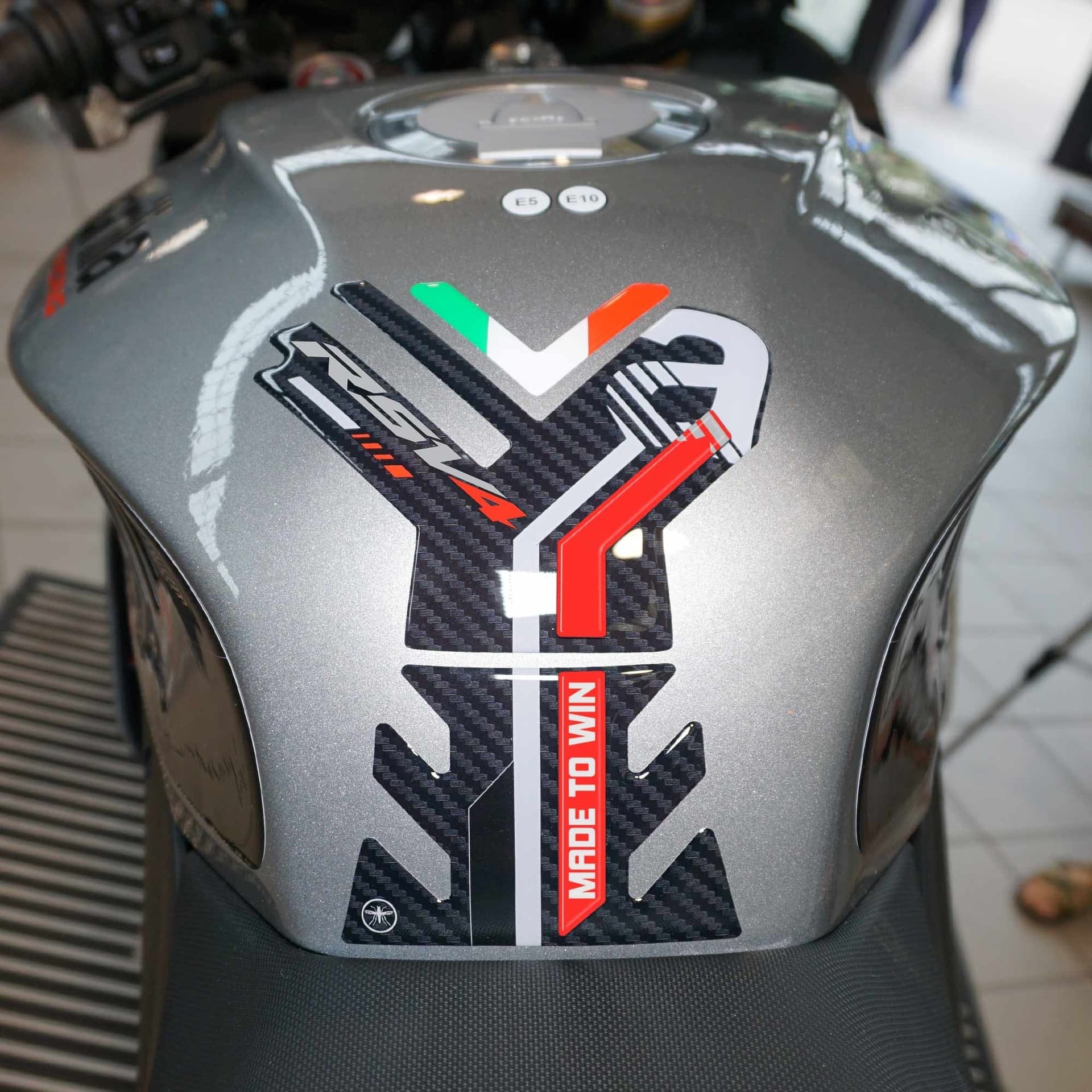 Adesivo Gel 3D Protezione serbatoio compatibile con Aprilia RSV4 1100 2021-2023 in Decalcomanie adesivi e magneti LabelBike - Bibbiano, commercioVirtuoso.it