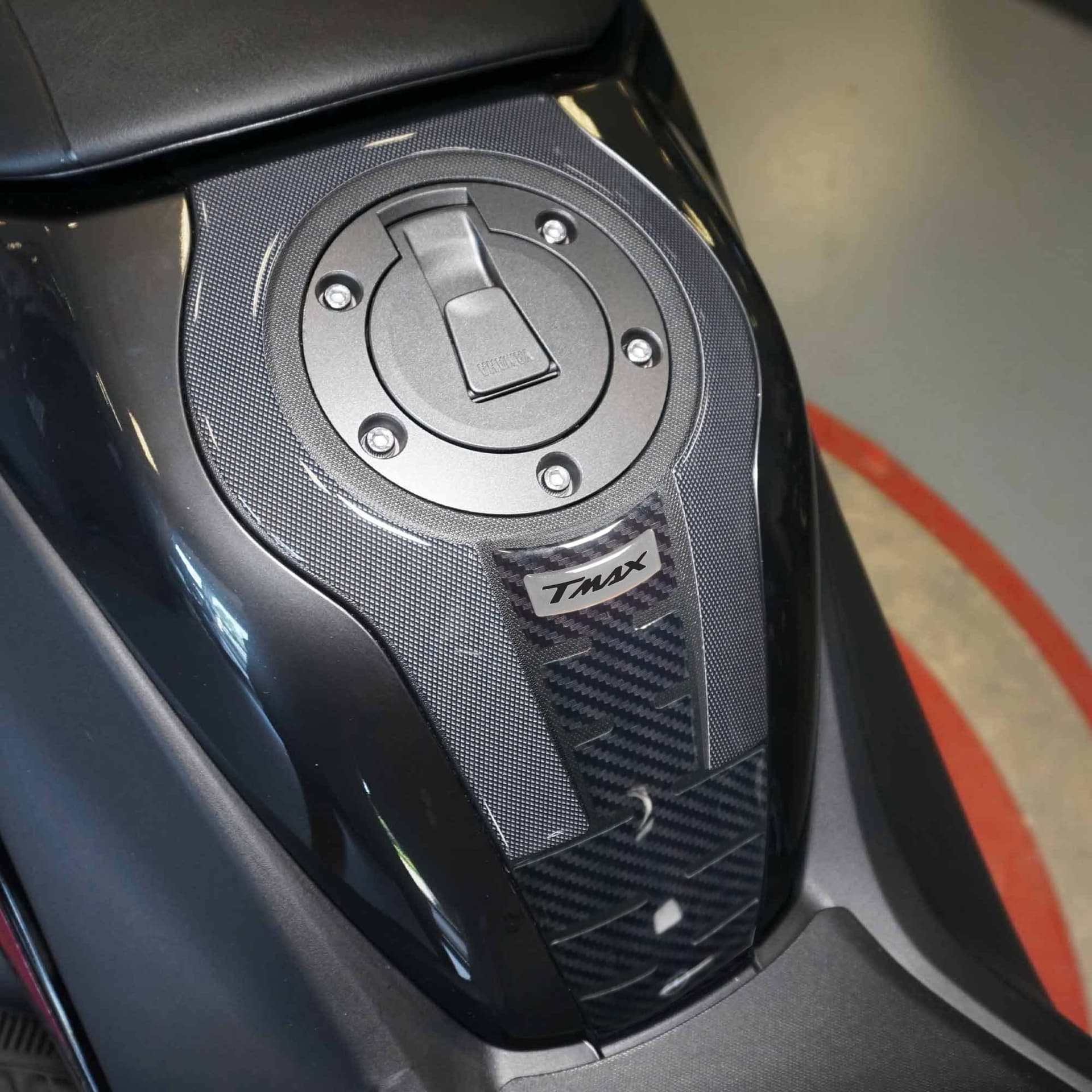 Adesivo resinato 3D Protezione Borchia Tunnel compatibile con Yamaha Tmax 2022 in Decalcomanie adesivi e magneti LabelBike - Bibbiano, commercioVirtuoso.it