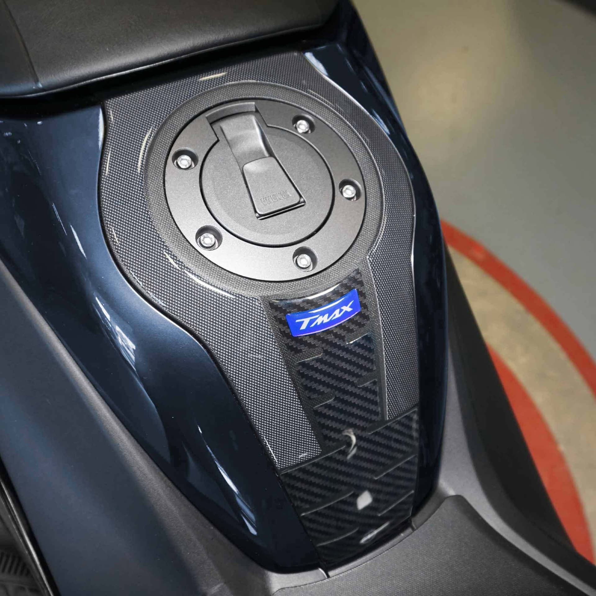 Adesivo resinato 3D Protezione Borchia Tunnel compatibile con Yamaha Tmax 2022 in Decalcomanie adesivi e magneti LabelBike - Bibbiano, commercioVirtuoso.it