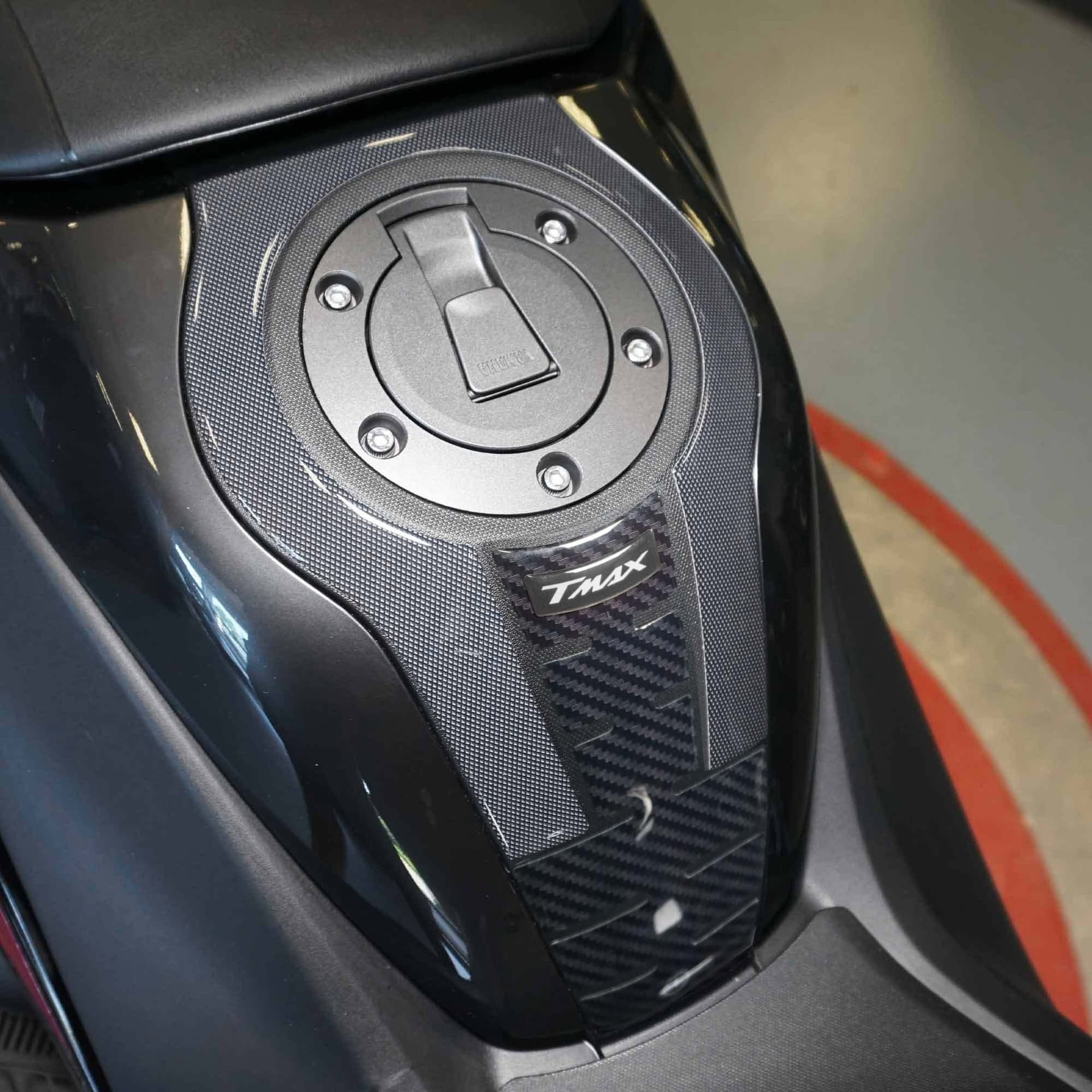 Adesivo resinato 3D Protezione Borchia Tunnel compatibile con Yamaha Tmax 2022 in Decalcomanie adesivi e magneti LabelBike - Bibbiano, commercioVirtuoso.it
