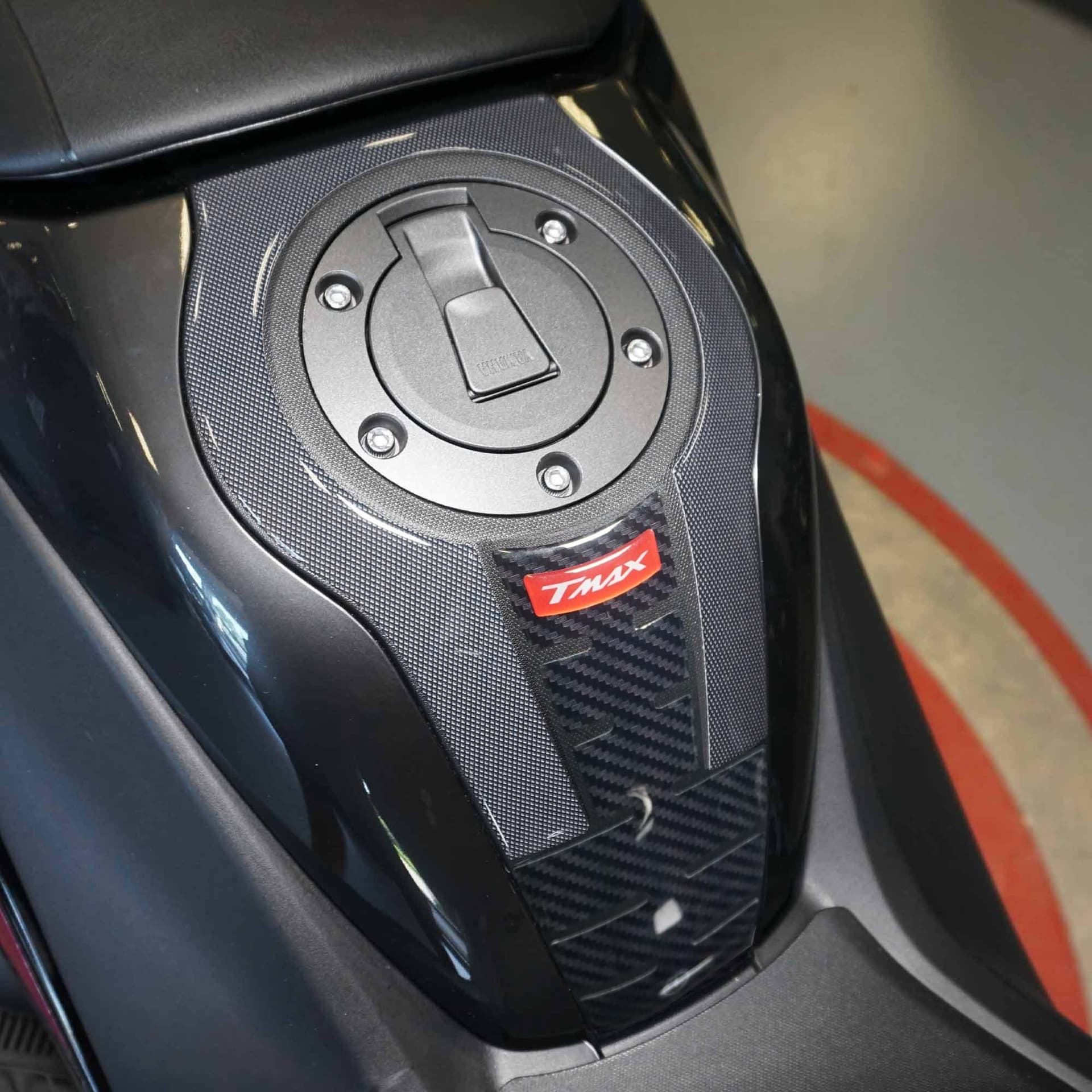 Adesivo resinato 3D Protezione Borchia Tunnel compatibile con Yamaha Tmax 2022 in Decalcomanie adesivi e magneti LabelBike - Bibbiano, commercioVirtuoso.it