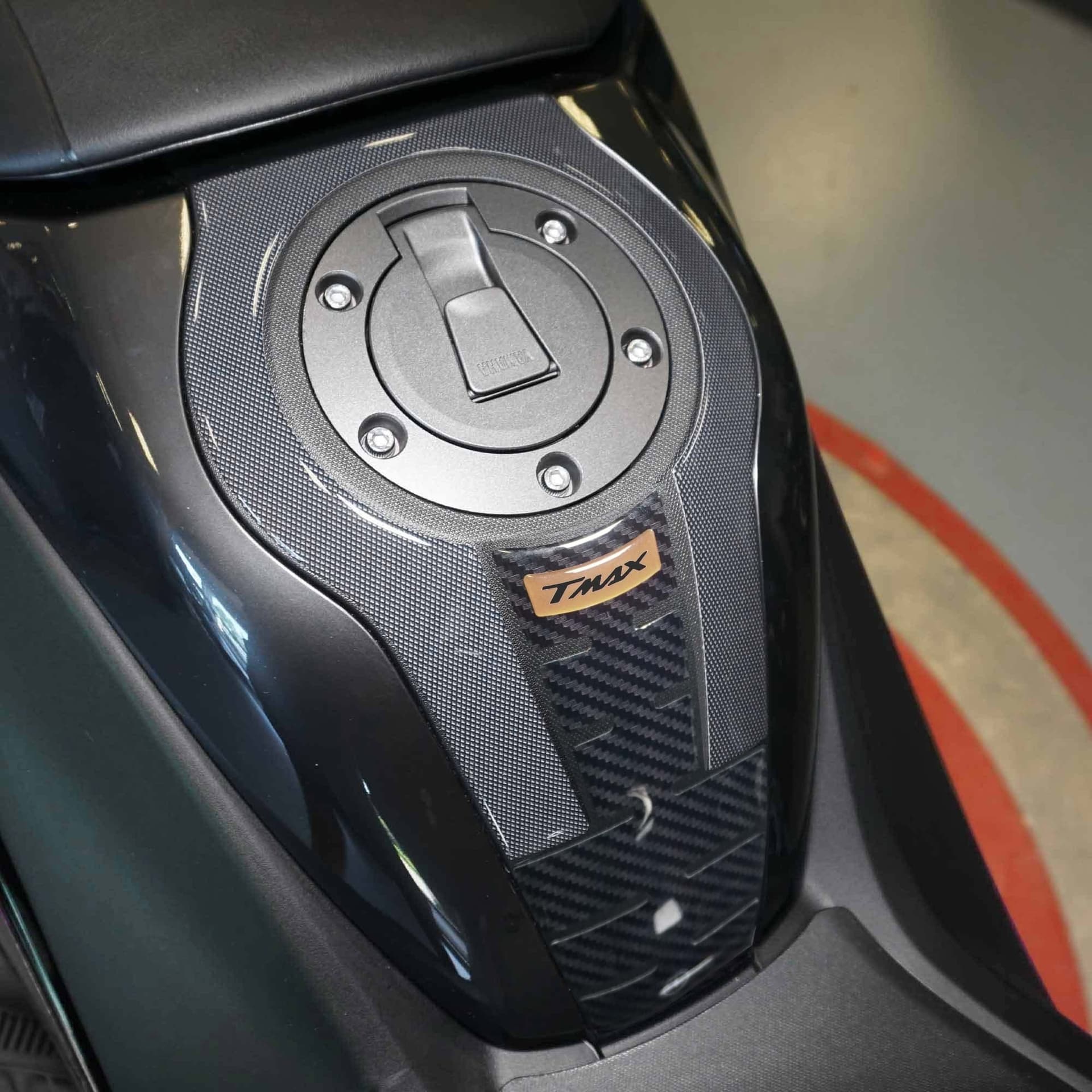 Adesivo resinato 3D Protezione Borchia Tunnel compatibile con Yamaha Tmax 2022 in Decalcomanie adesivi e magneti LabelBike - Bibbiano, commercioVirtuoso.it