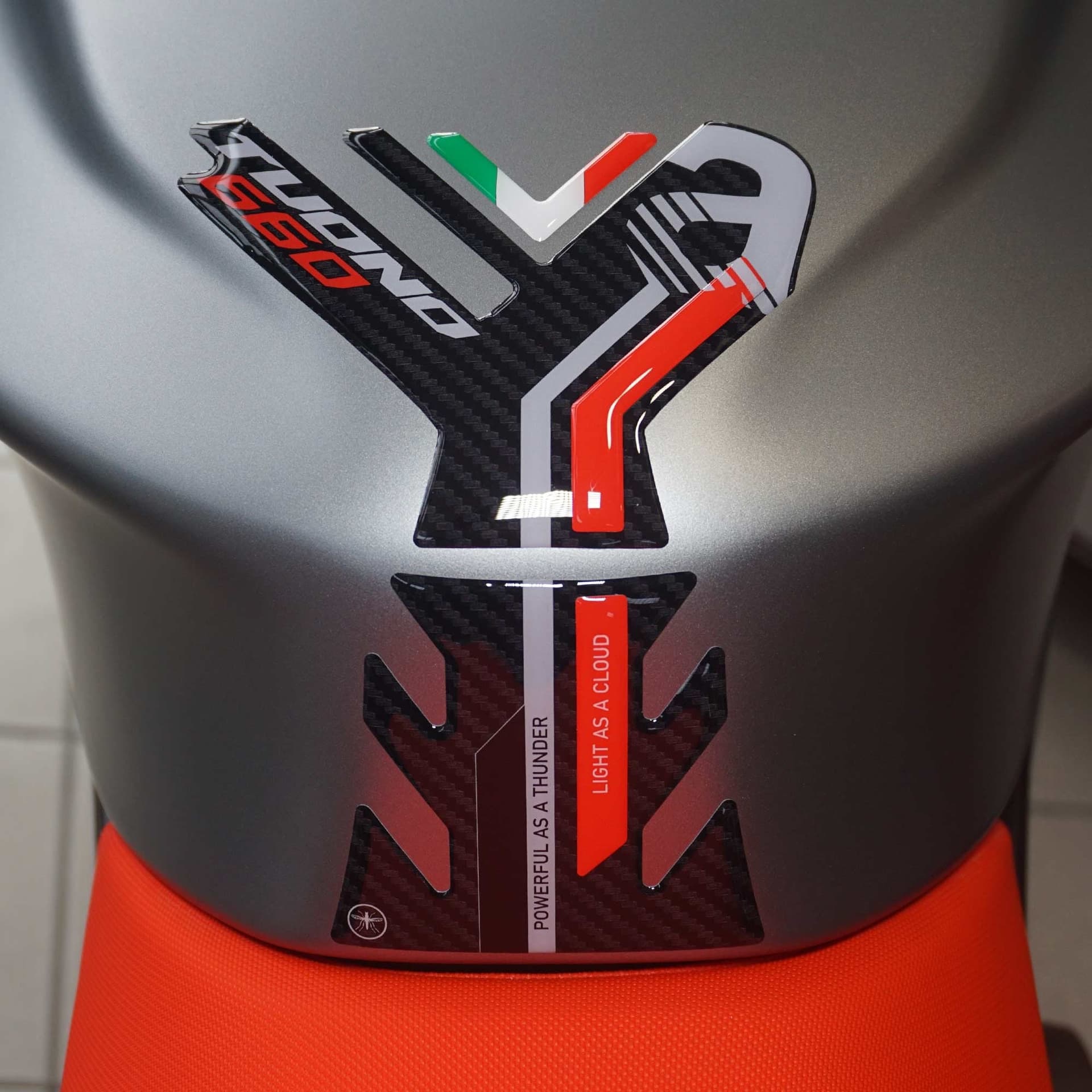 Kit completo adesivi 3D per moto compatibili con Aprilia Tuono 660 rosso 2021-23 in Decalcomanie adesivi e magneti LabelBike - Bibbiano, commercioVirtuoso.it