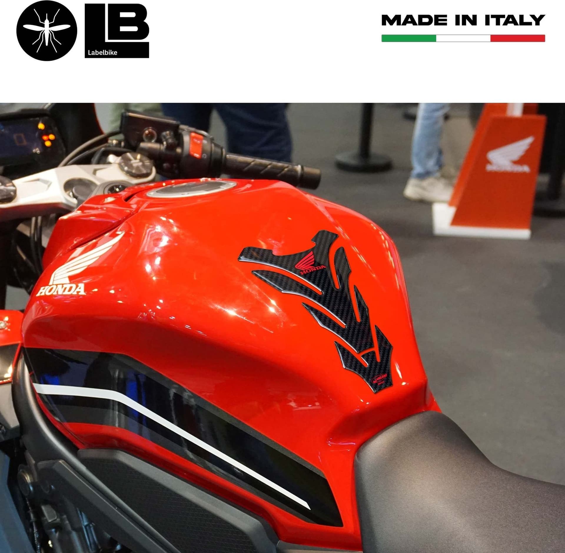 Paraserbatoio Licenza Ufficiale Honda adesivo resina 3D carbonio logo rosso in Decalcomanie adesivi e magneti LabelBike - Bibbiano, commercioVirtuoso.it