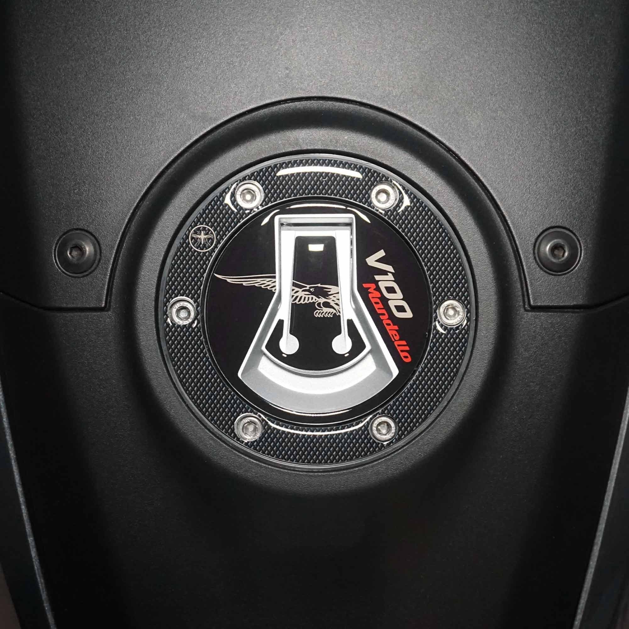 Protezione tappo serbatoio compatibile con Moto Guzzi V100 Mandello 2022 - 2023 in Decalcomanie adesivi e magneti LabelBike - Bibbiano, commercioVirtuoso.it