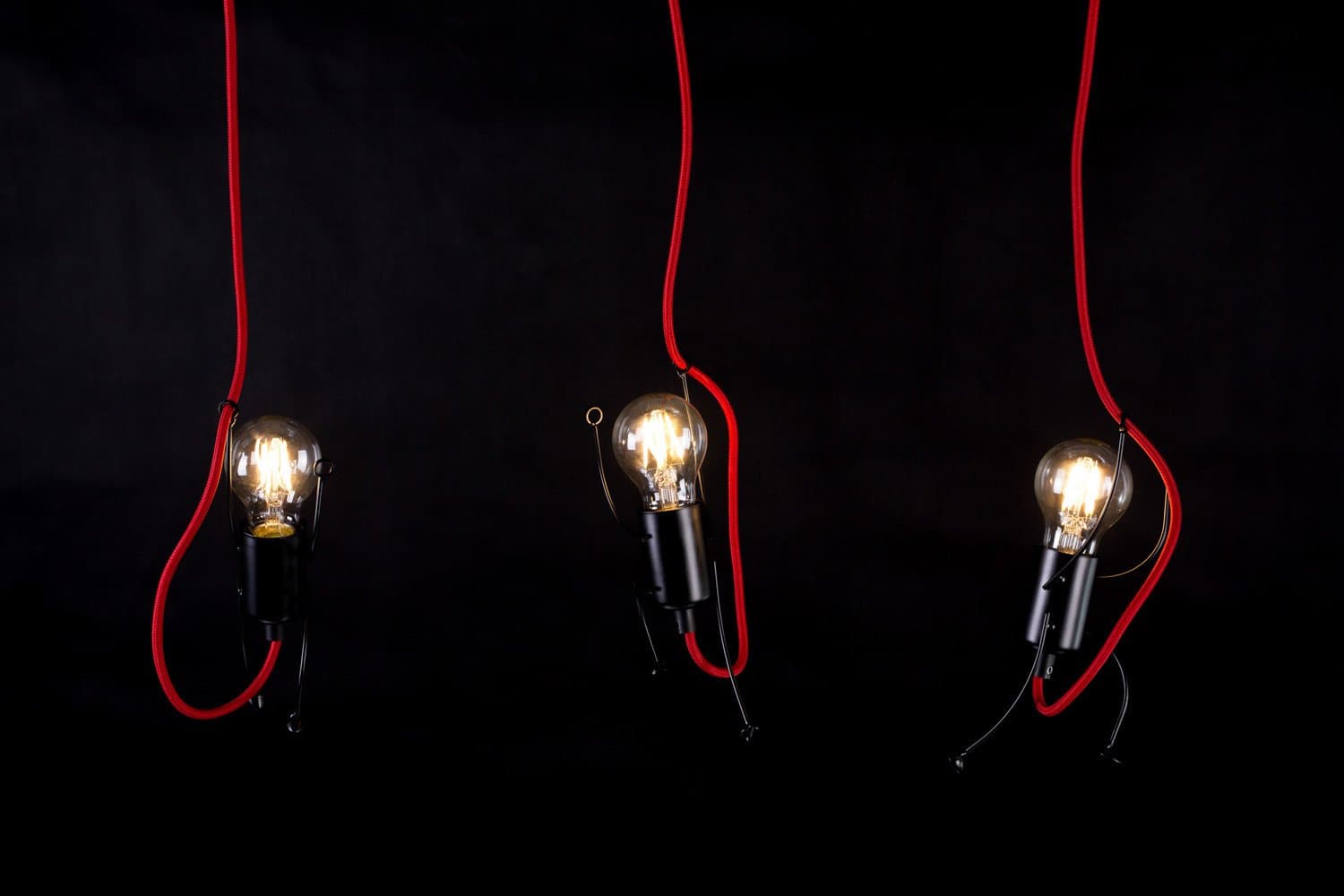 Sospensione 3 Luci Moderna Bobi In Acciaio Nero E Cavi Rossi A Figura Umana in Lampade a sospensione LuceArt - Montecorvino Pugliano, commercioVirtuoso.it