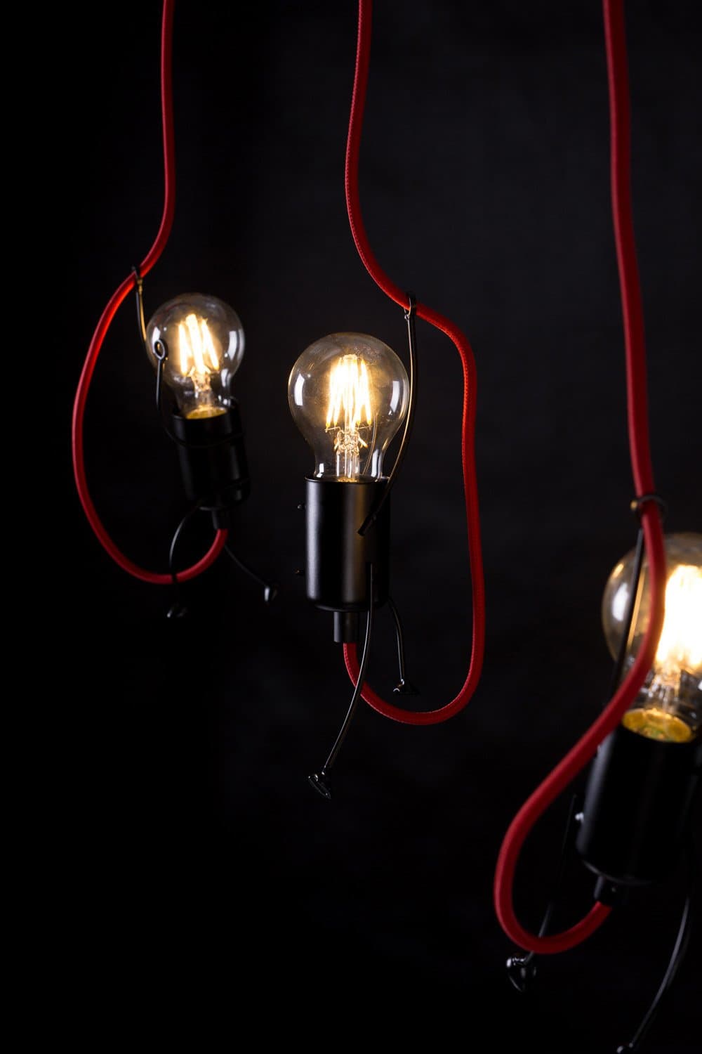 Sospensione 3 Luci Moderna Bobi In Acciaio Nero E Cavi Rossi A Figura Umana in Lampade a sospensione LuceArt - Montecorvino Pugliano, commercioVirtuoso.it