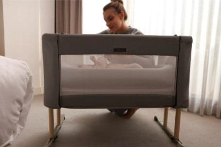 Inglesina - Culla Fianco Letto Welcome Bed Baku Grey in prodotto Centro Bimbo - Siderno, commercioVirtuoso.it